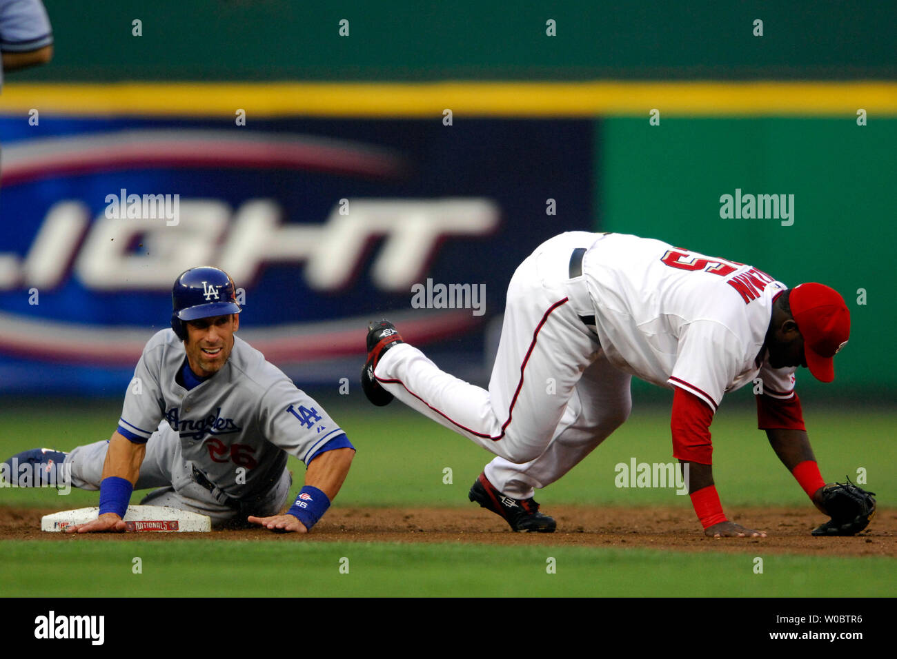 Los Angeles Dodgers linken Feldspieler Luis Gonzalez (26) Folien hart in die zweite Basis in Versuchen, Washington Nationals shortstop Cristian Guzman (15) abschließt, ein doppeltes Spiel im zweiten Inning auf eine Kugel durch Catcher Russell Martin hit am 30. Mai 2007 am RFK Stadium in Washington zu verhindern. (UPI Foto/Mark Goldman) Stockfoto