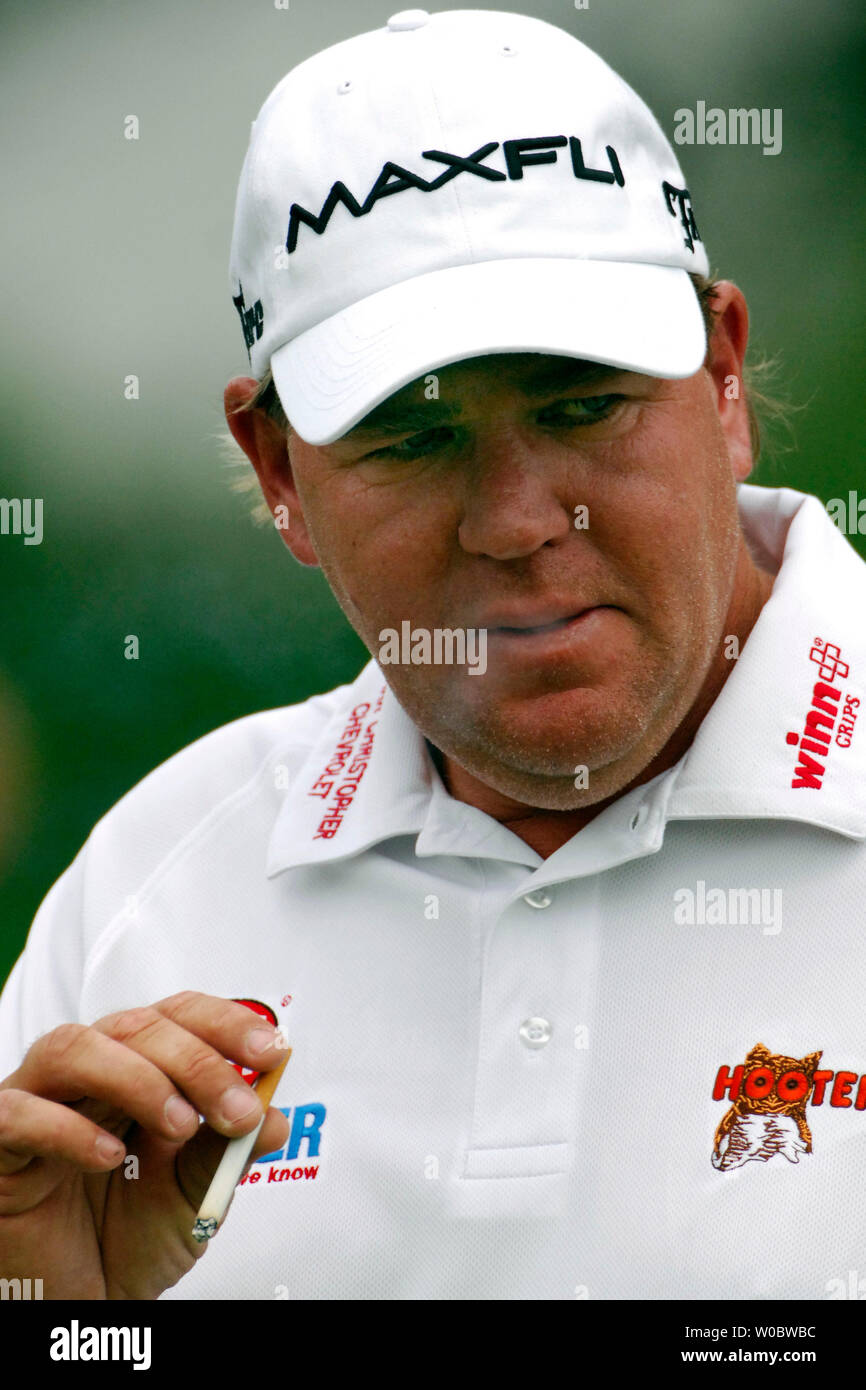 John Daly erwärmt sich auf dem Putting Green in der Konstituierenden AT&T National PGA Fall am Congressional Country Club in Bethesda, Maryland am 4. Juli 2007. Der Erlös aus dem Golf Turnier fördern die Tiger Woods Foundation und lokalen Washington, DC, Nächstenliebe. (UPI Foto/Mark Goldman) Stockfoto