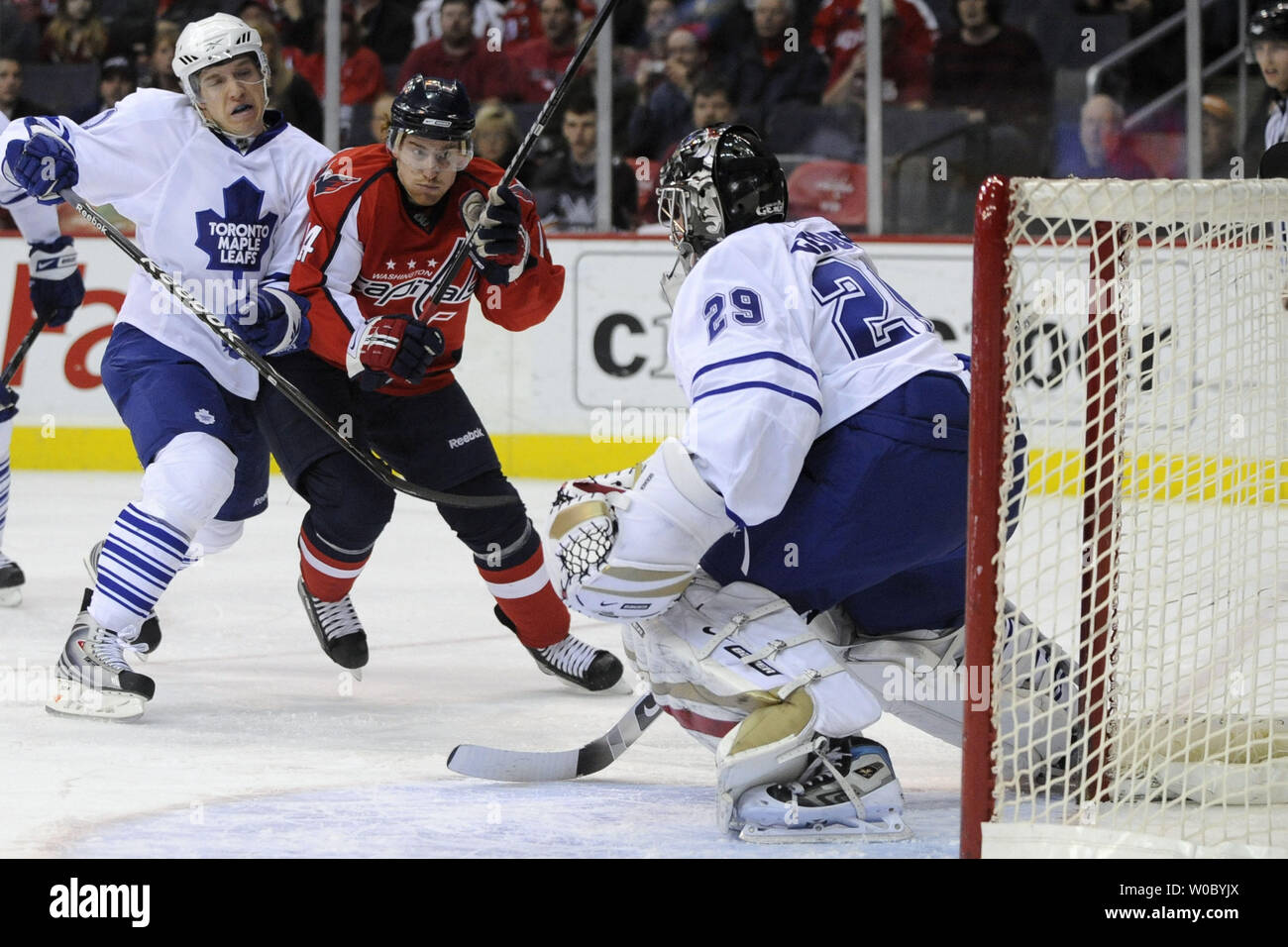 Washington Capitals rechten Flügel Tomas Fleischmann (14) der Tschechischen Republik vom Ziel nach einen Schuss gegen die Toronto Maple Leafs goalie Martin Gerber (29) vom linken Flügel Nikolai Kulemin (41) von Russiain im 1. Zeitraum im Verizon Center in Washington am 5. März 2009 verschoben wird. (UPI Foto/Mark Goldman) Stockfoto