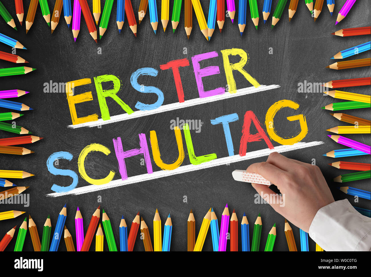 Bunte Wörter erster Schultag, Deutsch für den ersten Tag in der Schule am Schwarzen Brett von Buntstifte eingerahmt geschrieben Stockfoto