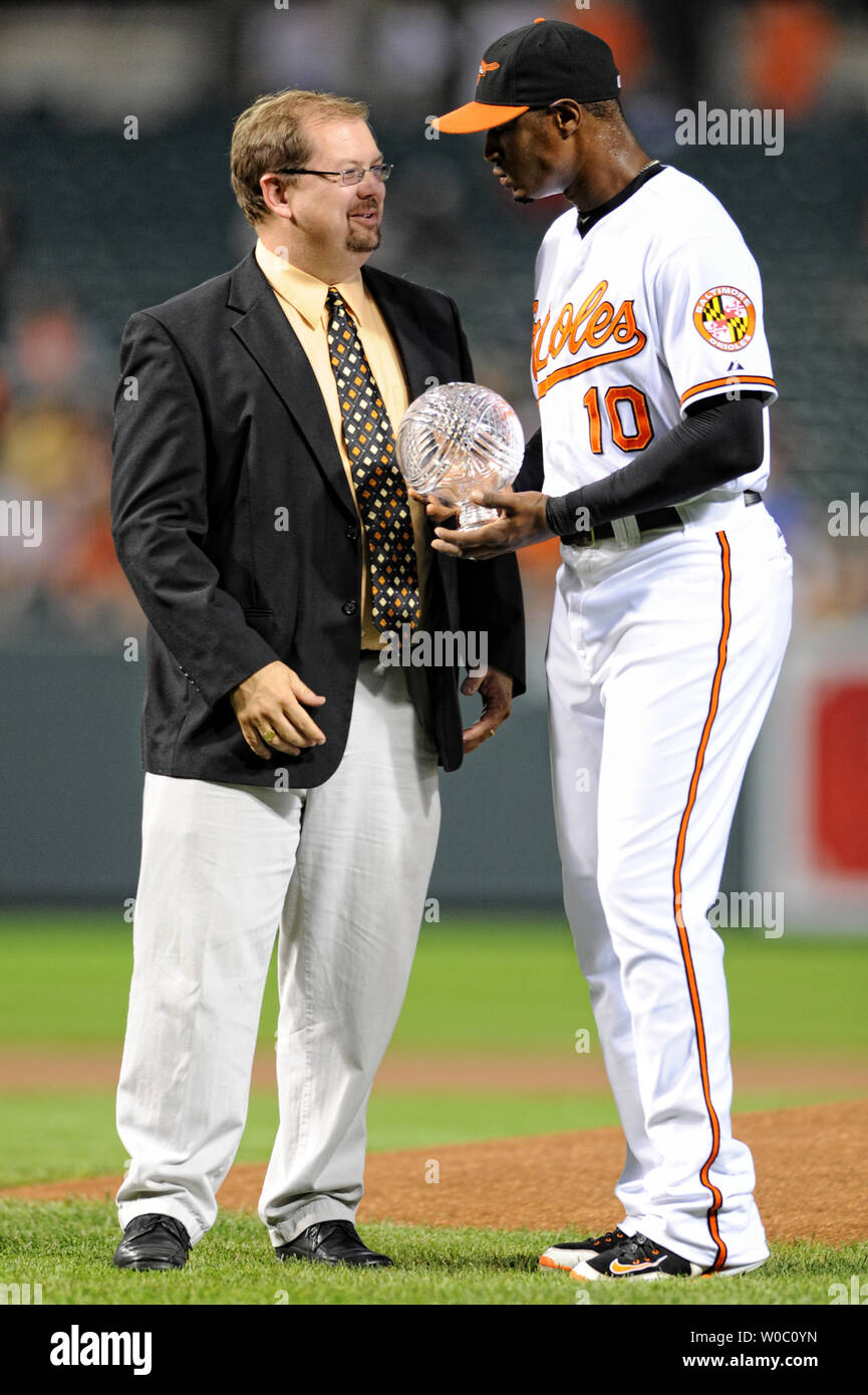 Baltimore Sun Schriftsteller Dan Connolly präsentiert Baltimore Orioles Mittelfeldspieler Adam Jones (10) mit der PIROL MVP Award vor dem Spiel gegen die Boston Red Sox an Orioles Park at Camden Yards, Baltimore am 28. September 2011. UPI/Mark Goldman Stockfoto