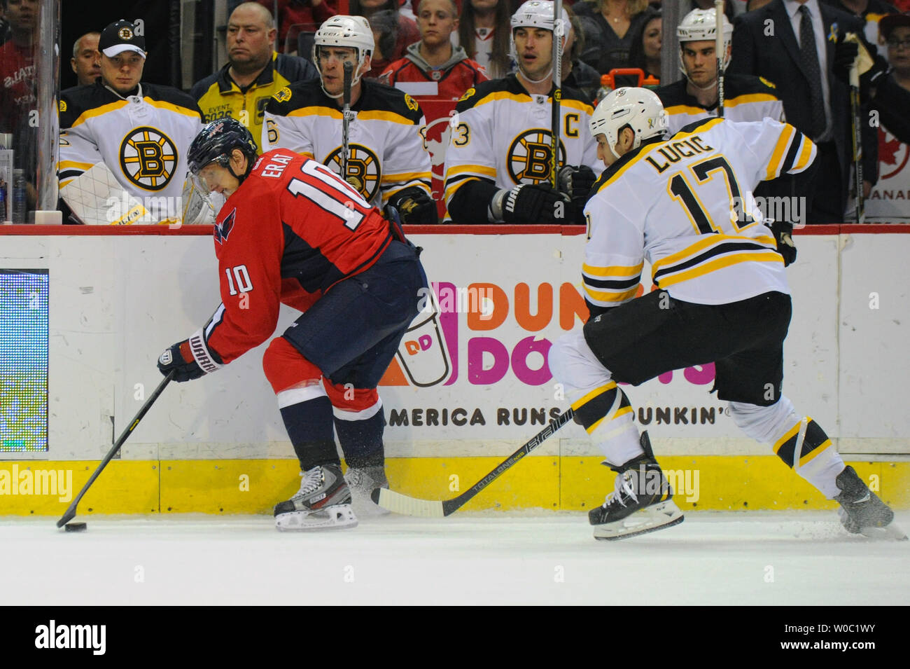 Washington Capitals linken Flügel Martin Erat(10) Schlittschuhe gegen Boston Bruins linken Flügel Milan Lucic (17) in der ersten Periode im Verizon Center in Washington, D.C. am 27. April 2013. UPI/Mark Goldman Stockfoto