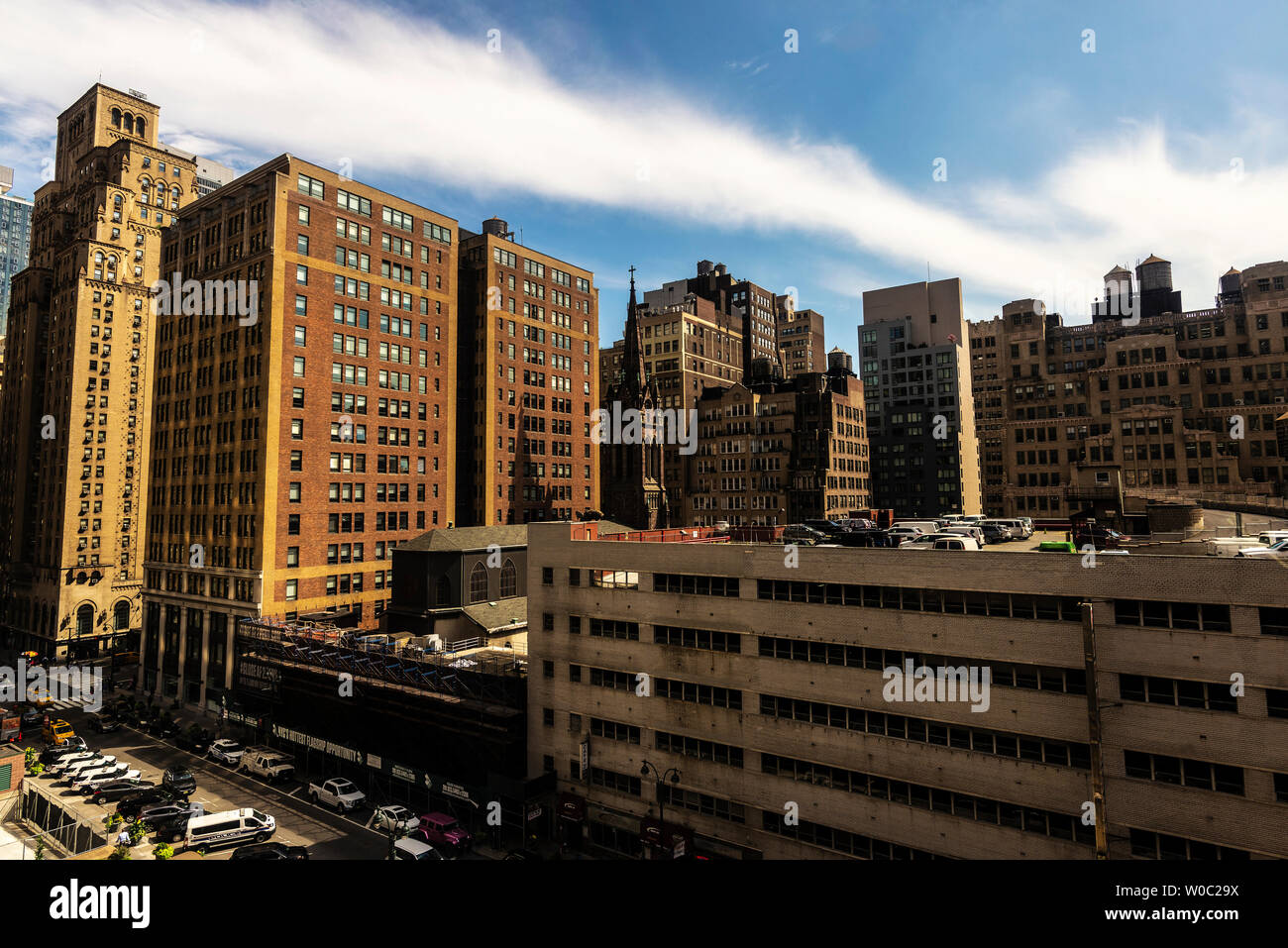 New York City, USA - 31. Juli 2018: Erhöhte Ansicht einer Straße mit ihren Wolkenkratzern, Parkplatz, Verkehr und die Leute um in Manhattan, New York City Stockfoto