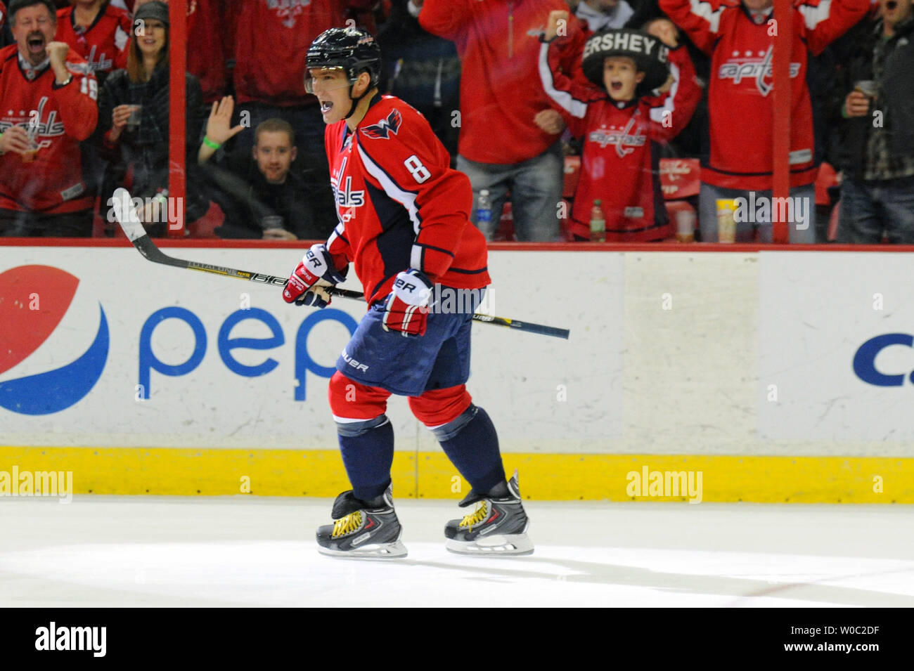 Washington Capitals rechten Flügel Alex Ovechkin (8) feiert seinen zweiten Power play Ziel gegen die Los Angeles Kings in der ersten Periode im Verizon Center in Washington, D.C. am 25. März 2014. UPI/Mark Goldman Stockfoto