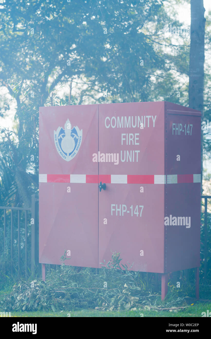 Eine Gemeinschaft Brand Unit Box montiert am Ende einer Straße in Sydney in der Nähe von offenem Buschland. Freiwillige Helfer werden ausgebildet, um Schläuche zu verwenden und mit Feuer unterstützen Stockfoto