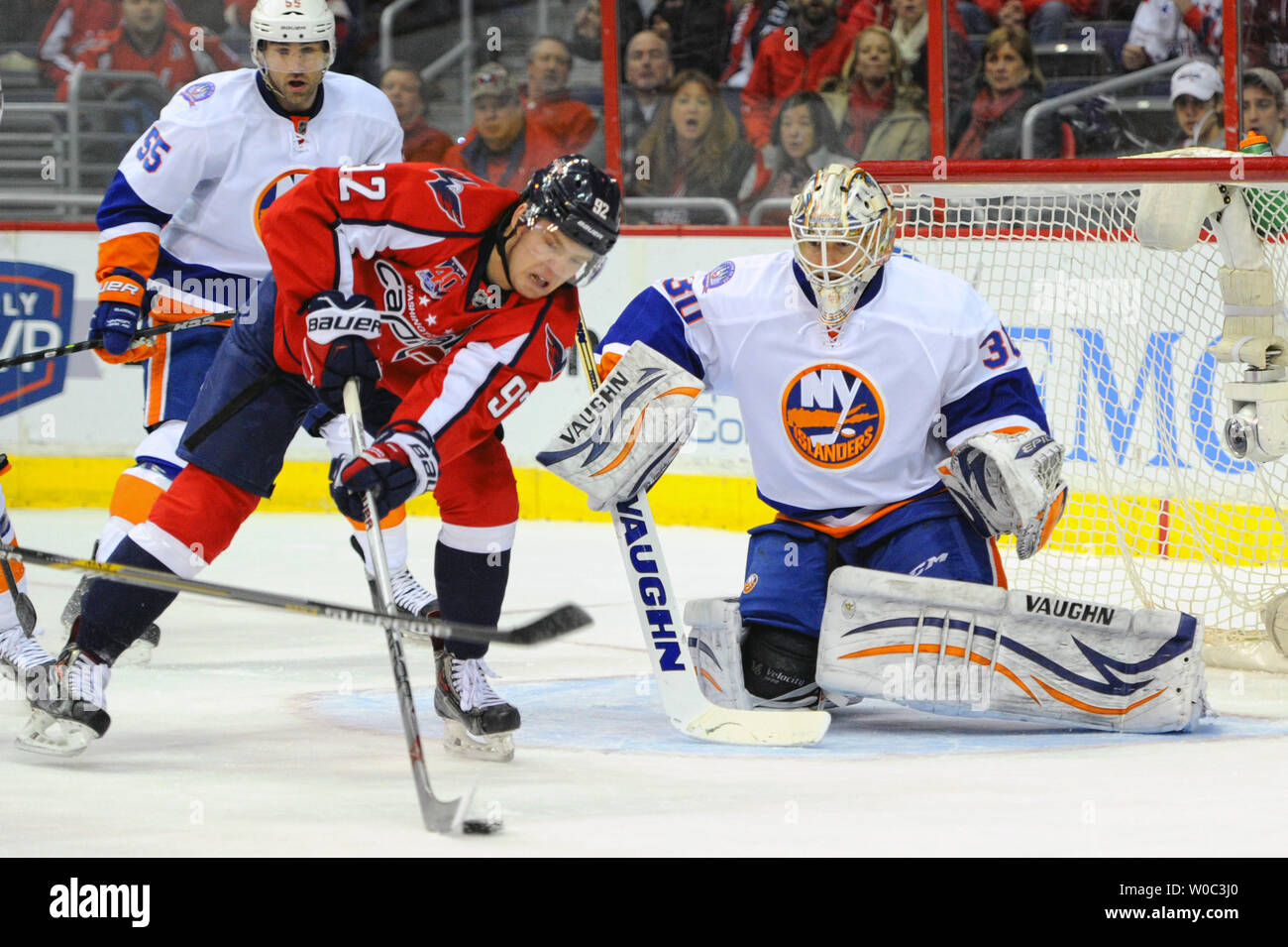 Washington Capitals center Evgeny Kuznetsov (92) steuert den Puck gegen die New York Islanders goalie Chad Johnson (30) in der ersten Periode im Verizon Center in Washington, D.C. am 21. Februar 2015. Foto von Mark Goldman/UPI Stockfoto