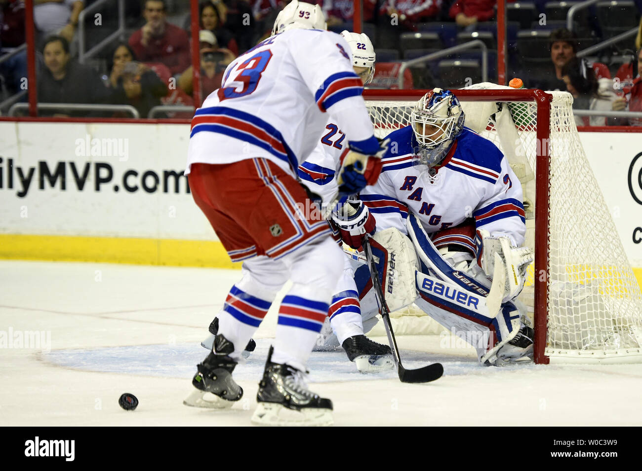 New York Rangers goalie Henrik Lundqvist (30) macht eine Speichern gegen die Washington Capitals in der ersten Periode im Verizon Center in Washington, D.C. am 11. April 2015. Foto von Mark Goldman/UPI Stockfoto