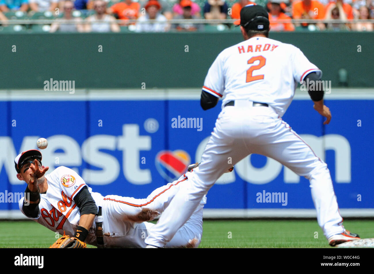 Baltimore Orioles zweite Basisspieler Ryan Flaherty (3) Macht ein Zupacken und dreht die Kugel zum shortstop J.J. Hardy (2) Die New York Yankees Runner im zweiten Inning in Orioles Park at Camden Yards, Baltimore, MD. Am 14. Juni 2015. UPI/Mark Goldman Stockfoto