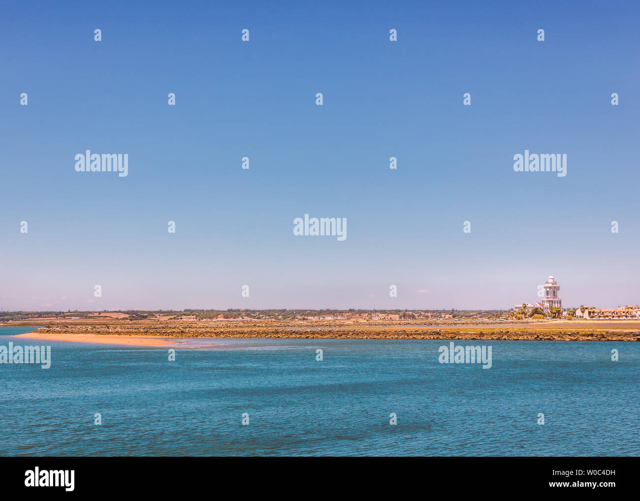 Isla Cristina Leuchtturm und an der Küste mit Blick über von Isla Canela und Punta del Moral, in Ayamonte, Spanien auf einen schönen Sommertag mit blauen Andalusischen Stockfoto