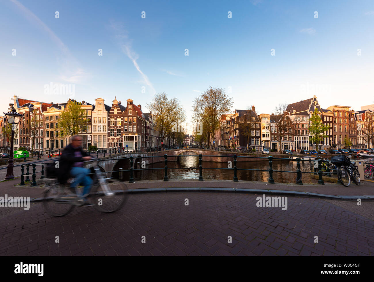 Amsterdam-Menschen auf Fahrrädern im historischen Teil in Amsterdam, Niederlande. Stockfoto