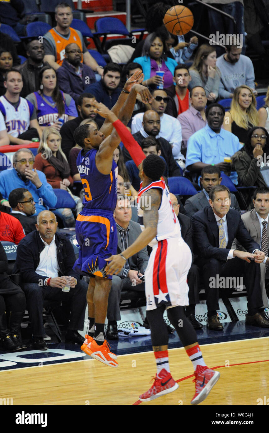 Phoenix Suns guard Brandon Ritter (3) Kerben drei Punkt Warenkorb gegen Washington Wizards guard Bradley Beal (3) in der ersten Hälfte im Verizon Center in Washington, D.C. am 4. Dezember 2015. Foto von Mark Goldman/UPI Stockfoto