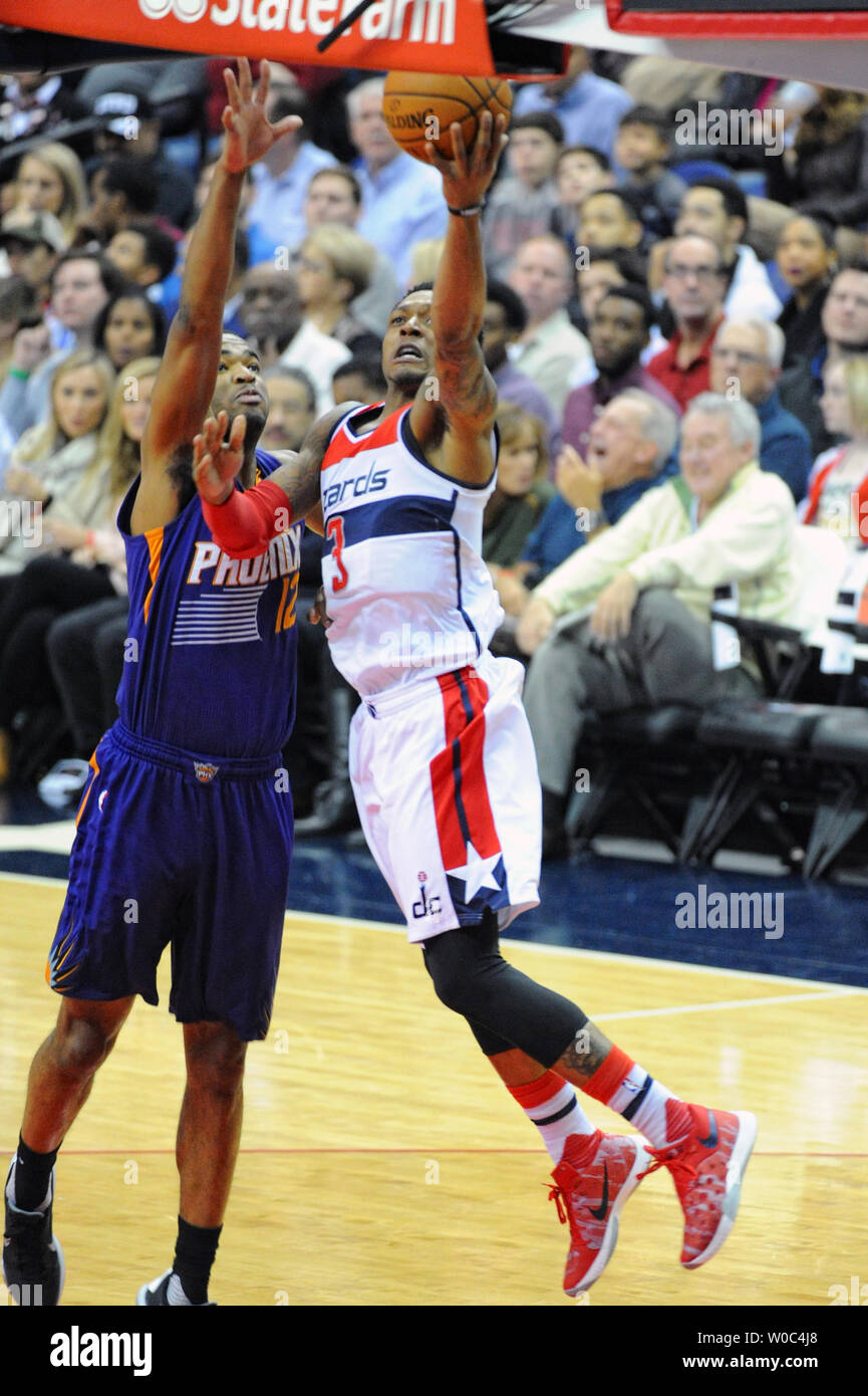 Washington Wizards guard Bradley Beal (3) Kerben gegen Phoenix Suns, T.J. Warren (12) in der ersten Hälfte im Verizon Center in Washington, D.C. am 4. Dezember 2015. Foto von Mark Goldman/UPI Stockfoto