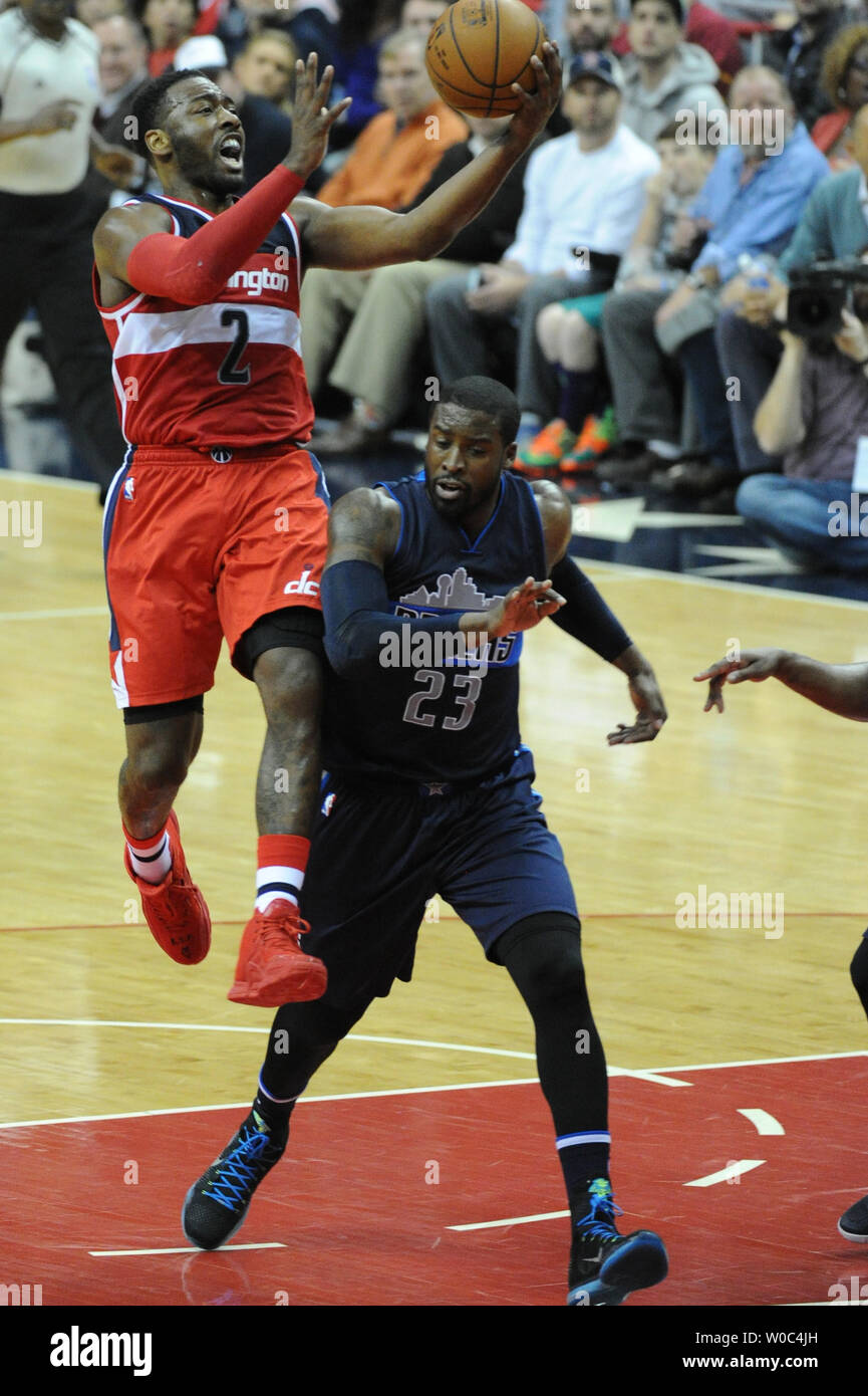 Washington Wizards guard John Wall (2) Kerben auf einem schnellen Bruch gegen Dallas Mavericks guard Wesley Matthews (23) in der ersten Hälfte im Verizon Center in Washington, D.C. am 6. Dezember 2015. Foto von Mark Goldman/UPI Stockfoto