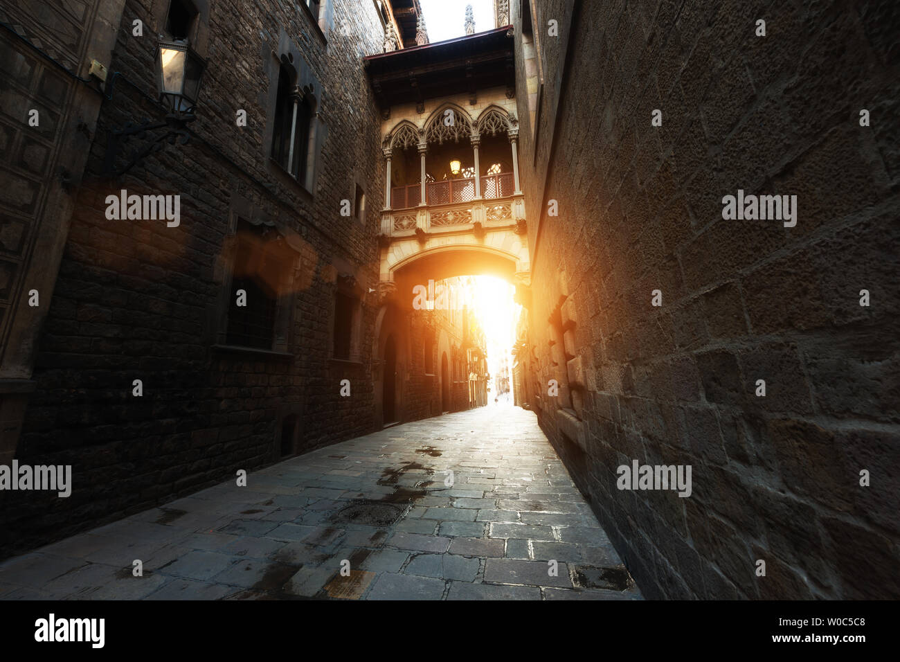 Barri Gotische Viertel und die Seufzerbrücke bei Sonnenaufgang in Barcelona, Katalonien, Spanien. Stockfoto