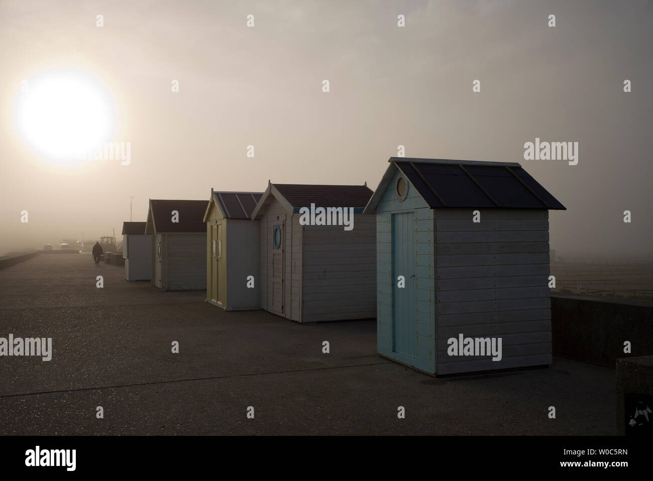 Ungepflegte Reihe Badekabinen, hazy Sun, Normandie, Frankreich Stockfoto