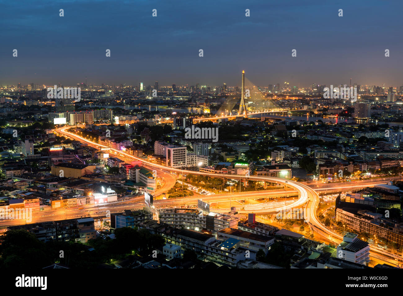 Autobahn und Hängebrücke in Bangkok, Thailand Stockfoto