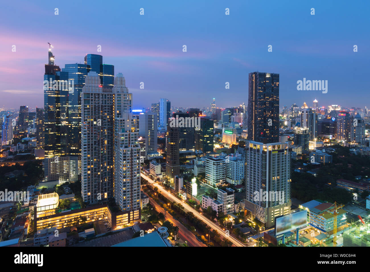 Modernes Gebäude im Geschäftsviertel von Bangkok in Bangkok City mit Skyline bei Dämmerung, Thailand. Stockfoto