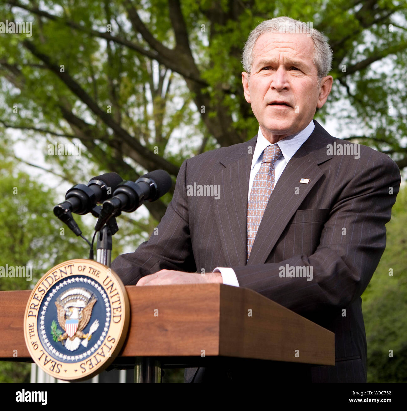 Us-Präsident George W. Bush macht eine Aussage über die wirtschaftlichen Stimulus rebate Checks vor dem Weißen Haus in Washington am 25. April 2008. (UPI Foto/Patrick D. McDermott) Stockfoto