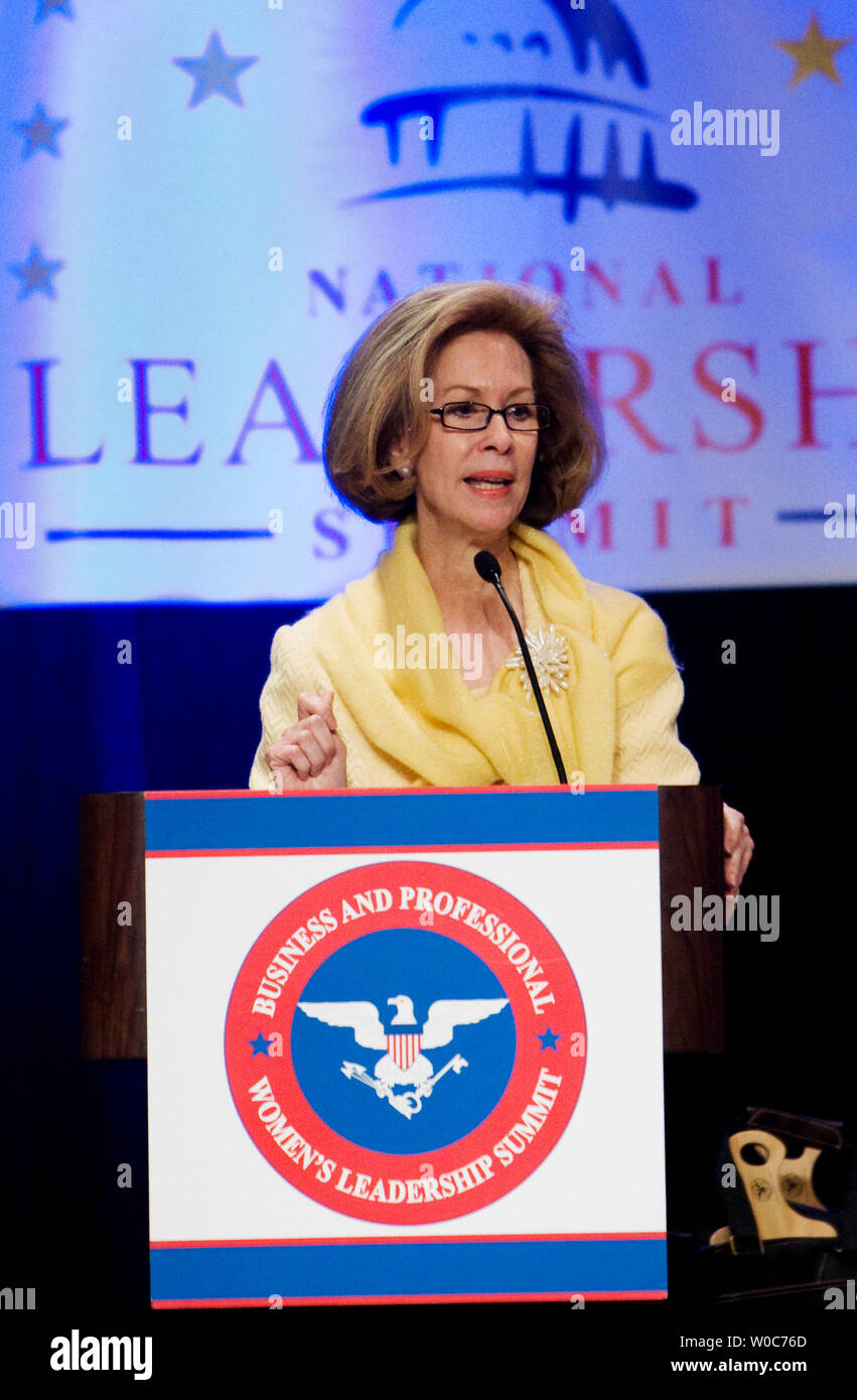 Connie Mc Elveen-Hunter, Gründer und CEO, Pace Communications und Vorsitzender des Amerikanischen Roten Kreuzes, spricht während des 2008 Business und Professional Women's Leadership Summit in Washington am 30. April 2008 Dieser Gipfel von Sen Kay Bailey Hutchison, R-TX und Sen. Lisa Murkowski, R-AK gehostet, bringt professionelle Frauen über von den Vereinigten Staaten zu Lösungen der Zukunft Amerikas in einer globalen Wirtschaft zu sichern. (UPI Foto/Patrick D. McDermott) Stockfoto