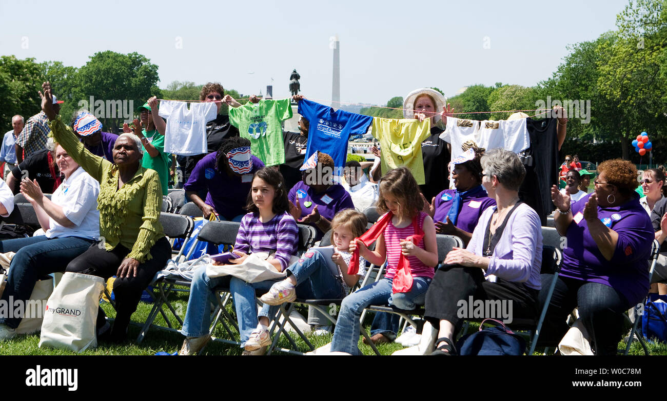 Das nationale Komitee der Großeltern für die Rechte der Kinder hält seine dritte Nationale', 'GrandRally für Großeltern und anderen Verwandten Pflegepersonen auf dem Capitol Hill in Washington am 7. Mai 2008. Diese Veranstaltung anerkennt und feiert die wesentliche Rolle, die Großeltern und anderen Verwandten Pflegepersonen spielen die Kinder in den sicheren und stabilen Familien. (UPI Foto/Patrick D. McDermott) Stockfoto