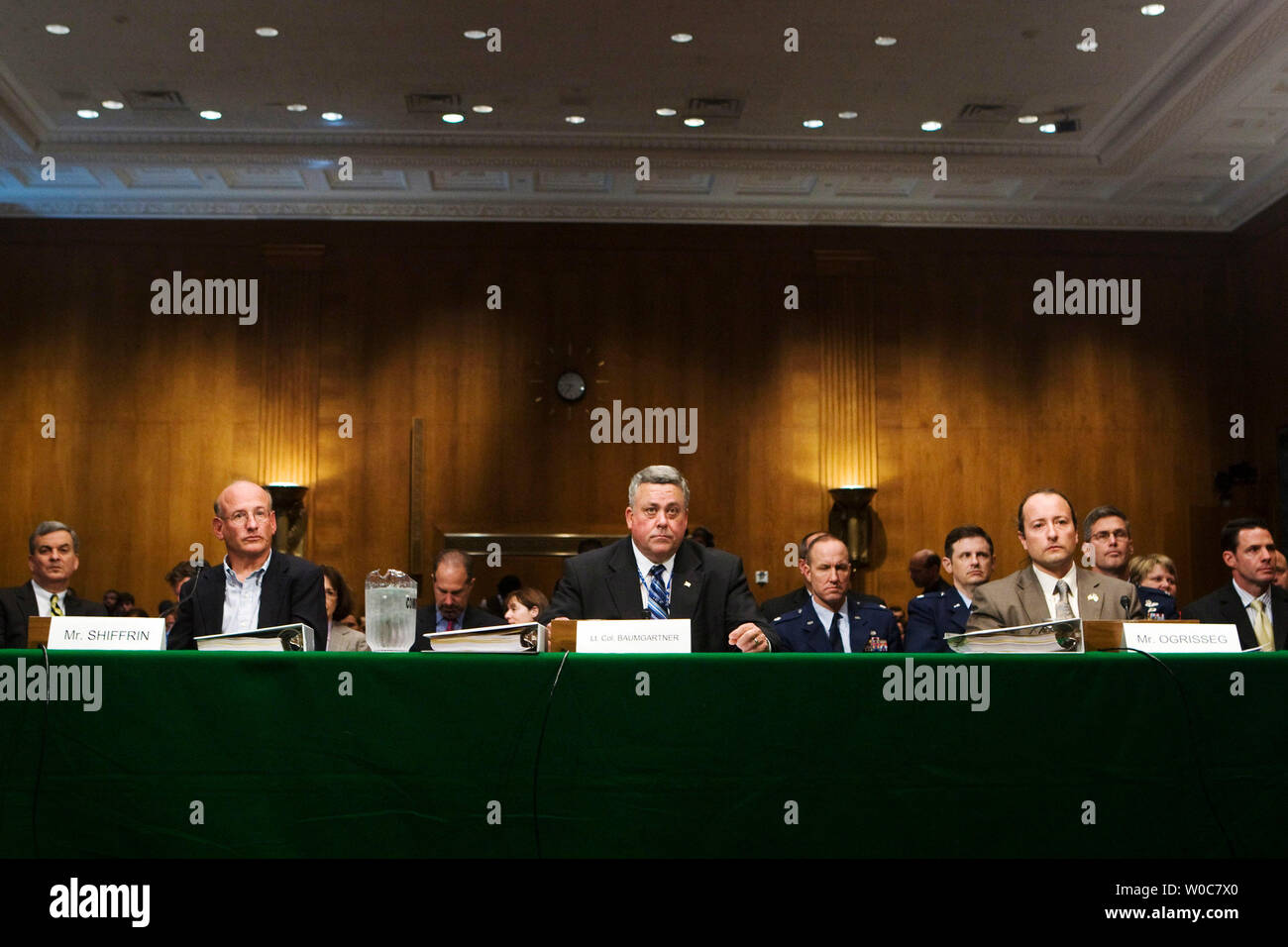 Richard Shiffrin, ehemaliger stellvertretender Leiter der Rechtsabteilung für Intelligenz im Verteidigungsministerium, (L), Oberstleutnant Daniel Baumgartner Jr. (Ret. USAF), ehemaliger Chef des Stabes für die Gemeinsame Personal Recovery Agentur, (C) und Jerald Ogrisseg, ehemaliger Leiter der Psychologie in 336 der Luftwaffe von Survival School Training Gruppe, (R) Zeugen während der Senat Armed Services Committee Hearing über die Ursprünge der aggressiven Verhörtechniken und die Behandlung der Gefangenen in US-Gewahrsam auf dem Capitol Hill in Washington am 17. Juni 2008. (UPI Foto/Patrick D. McDermott) Stockfoto