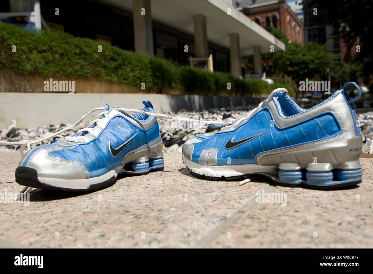 Ein Paar Nike Schuhe gespendet von Schauspielerin Cameron Diaz, Teil der  neu eingestellten Guinness World Record für die längste Kette der Schuhe,  10512, sind hier während einer Veranstaltung von National Geographic Kids