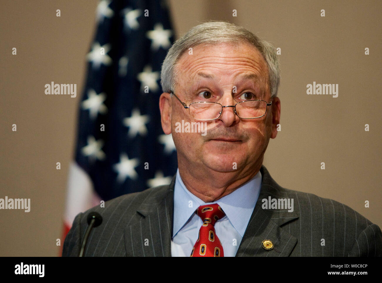 National Transportation Safety Board (NTSB) Vorsitzender Mark Rosenker spricht während einer Pressekonferenz zu einem neuen Vorschriften, die den Kraftstoff-tank Explosionen auf passagiermaschinen an der NTSB Schulungszentrum in Ashburn, Virginia am 16. Juli 2008 zu verhindern. Die Regel ist es erforderlich, dass innerhalb von zwei Jahren alle neuen Flugzeuge müssen Technologie, die entwickelt wurde, um das Risiko des mittleren Kraftstofftanks Brände und alle Flugzeuge, die nach 1991 mit es nachgerüstet werden zu reduzieren. (UPI Foto/Patrick D. McDermott) Stockfoto