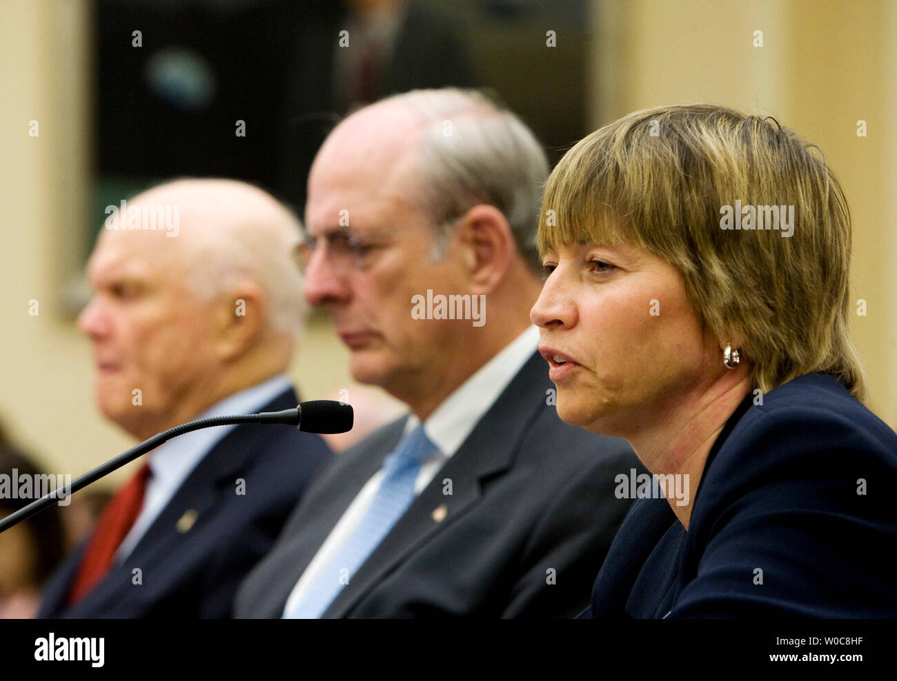 Der ehemalige Senator John Glenn, D-OH, ein ehemaliger NASA-Astronaut und der erste Amerikaner, die Erde zu umkreisen, (L) und Norman Augustine, Pensionierter Vorsitzender und CEO der Lockheed Martin Corporation, (c) Hören, wie Maria Zuber, Abteilungsleiter und Professor für Geophysik in der Massachusetts Institut von der Abteilung für Technologie der Erde, atmosphärisch, und planetarische Wissenschaften, (R) vor einem Haus der Wissenschaft und Technologie Ausschuss Anhörung über "Nationale Luft- und Raumfahrtbehörde (NASA) bei 50: vergangenen Errungenschaften und zukünftige Möglichkeiten bezeugt und Herausforderungen" auf dem Capitol Hill in Washington am 30. Juli, 20. Stockfoto