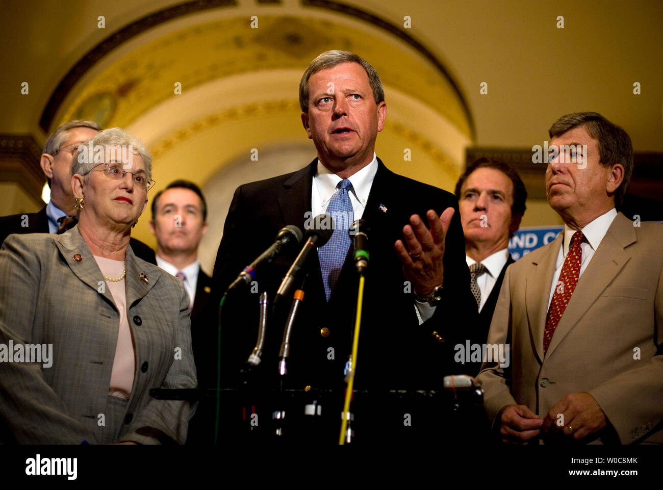 Rep. Tom Latham, R-IA, C) spricht während einer Pressekonferenz auf dem Capitol Hill in Washington am 14. August 2008. Das Haus Republikaner fordern die Sprecher Nancy Pelosi, D-CA, der Kammer und Abstimmung über die amerikanische Energy Act, ein Republikaner Bill entworfen, Amerikas Abhängigkeit von ausländischem Öl zu Adresse, erneut zusammenzutreten. (UPI Foto/Patrick D. McDermott) Stockfoto