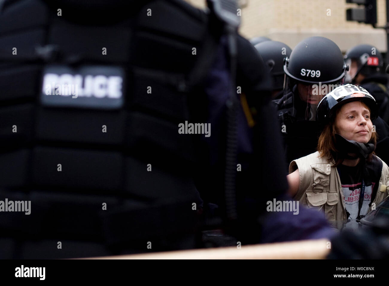 Die Bereitschaftspolizei machen einen Haftbefehl bei einer anti-Krieg zur Bekämpfung von Armut und Protest in der Nähe der Republican National Convention in der Xcel Center in St. Paul, Minnesota gehalten wird am 2. September 2008. (UPI Foto/Patrick D. McDermott) Stockfoto