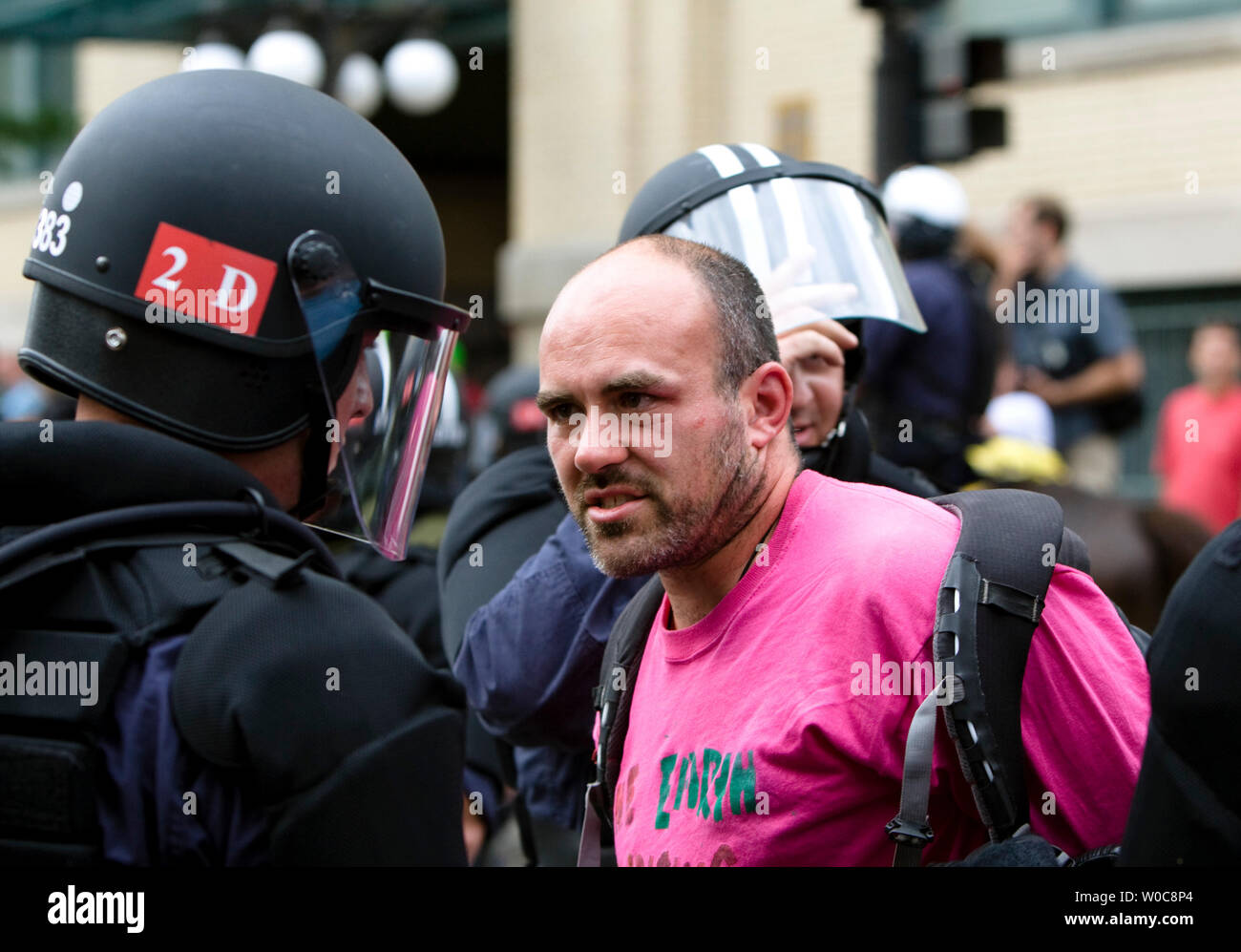 Die Bereitschaftspolizei machen einen Haftbefehl bei einer anti-Krieg zur Bekämpfung von Armut und Protest in der Nähe der Republican National Convention in der Xcel Center in St. Paul, Minnesota gehalten wird am 2. September 2008. (UPI Foto/Patrick D. McDermott) Stockfoto