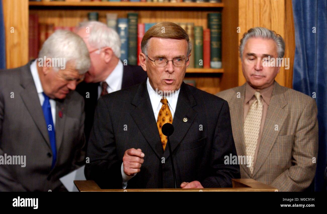 Senator Byron Dorgan, D-ND, Adressen Mitglieder der Presse auf einer Pressekonferenz während der Mitglieder des Bundestages auf, im Capitol am 21. Oktober in Washington 2003. Senator Dorgan sprach sich gegen die Entscheidung der FCC-Regeln bezüglich der Eigentumsrechte der Medien zu ändern und für das Haus, die Entscheidung rückgängig zu machen. (UPI/Michael Kleinfeld) Stockfoto