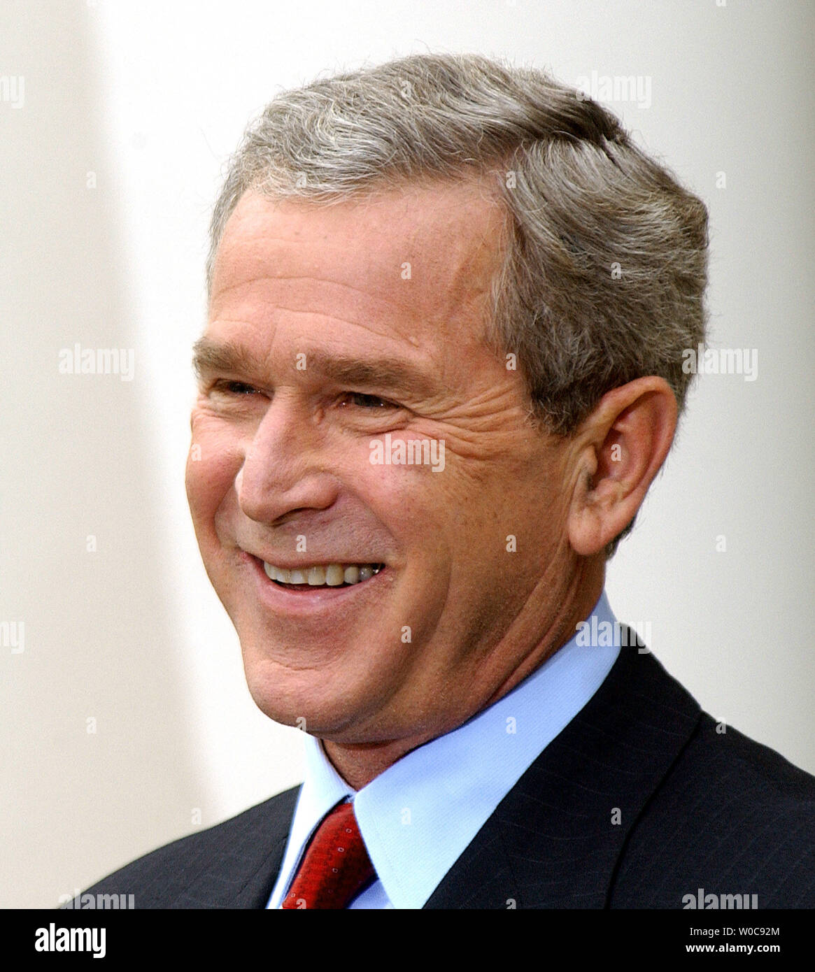 Präsident Bush lacht, als er Fragen Antworten von den Medien während einer Pressekonferenz am 28. Oktober 2003, im Rosengarten des Weißen Hauses. Bush die Schuld an der jüngsten Anschläge in Irak auf Baathistischen und ausländische Terroristen, aber sagte, daß Fortschritte gemacht werden. (UPI/Roger L. Wollenberg) Stockfoto