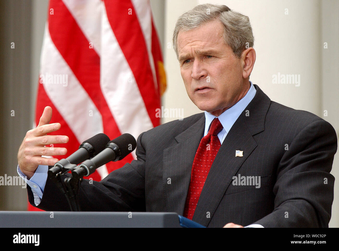 Präsident Bush den Fragen der Medien während einer Pressekonferenz am 28. Oktober 2003, vom Rosengarten des Weißen Hauses. Bush die Schuld an der jüngsten Anschläge in Irak auf Baathistischen und ausländische Terroristen, aber sagte, daß Fortschritte gemacht werden. (UPI/Roger L. Wollenberg) Stockfoto