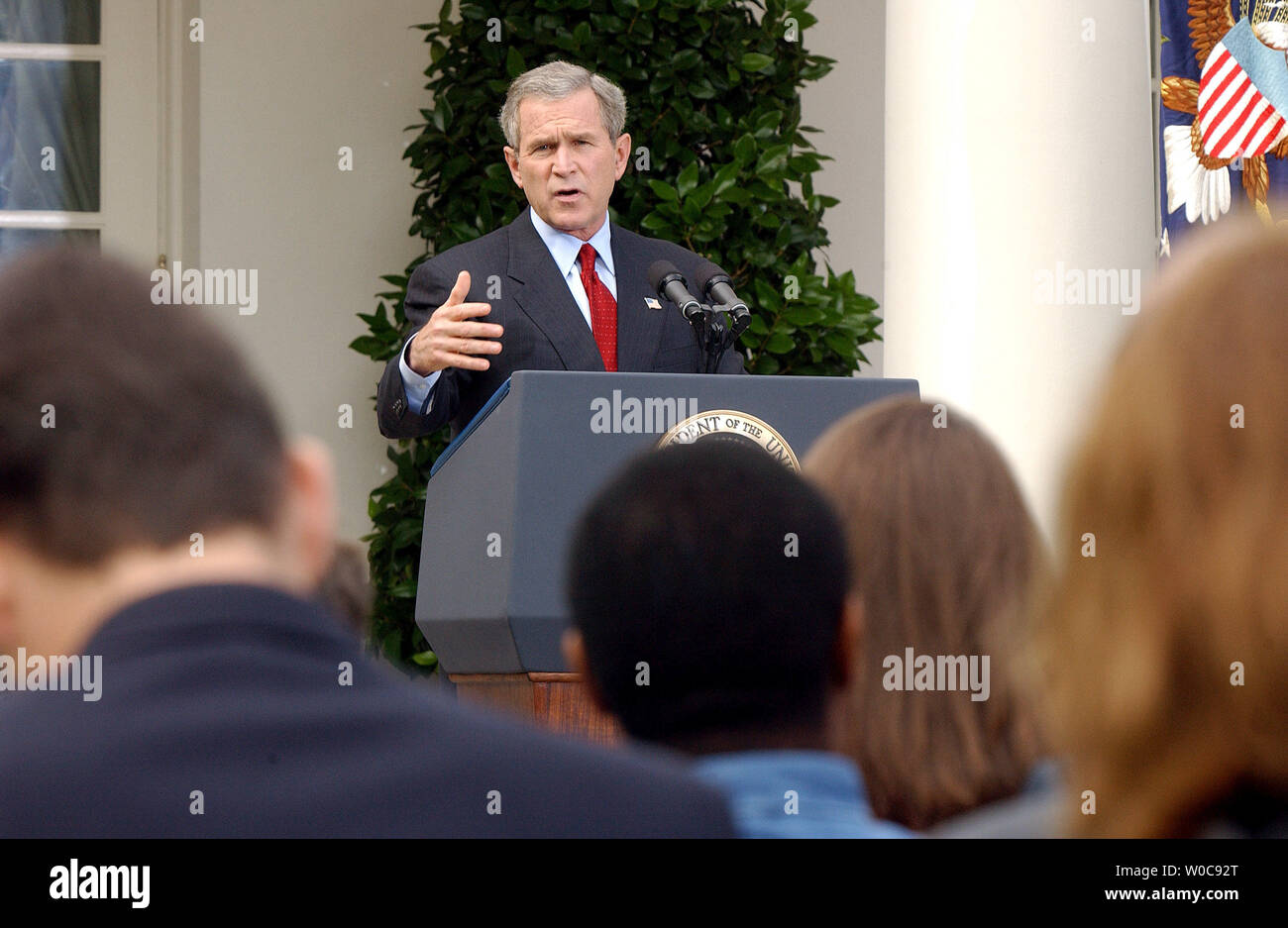 Präsident Bush den Fragen der Medien während einer Pressekonferenz am 28. Oktober 2003, im Rosengarten des Weißen Hauses. Bush die Schuld an der jüngsten Anschläge in Irak auf Baathistischen und ausländische Terroristen, aber sagte, daß Fortschritte gemacht werden. (UPI/Roger L. Wollenberg) Stockfoto