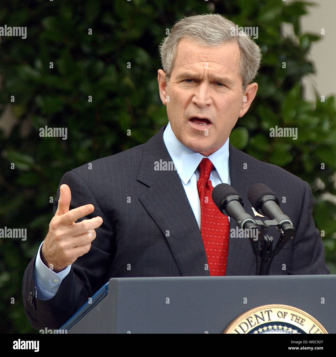 Präsident Bush spricht zu den Medien während einer Pressekonferenz am 28. Oktober 2003, im Rosengarten des Weißen Hauses. Bush die Schuld an der jüngsten Anschläge in Irak auf Baathistischen und ausländische Terroristen, aber sagte, daß Fortschritte gemacht werden. (UPI/Roger L. Wollenberg) Stockfoto
