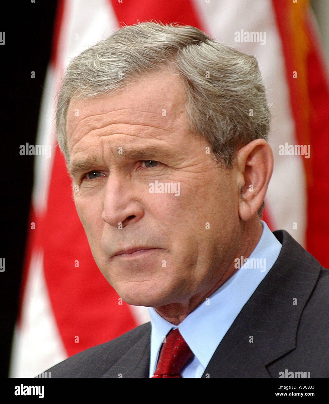 Präsident Bush den Fragen der Medien während einer Pressekonferenz am 28. Oktober 2003, im Rosengarten des Weißen Hauses. Bush die Schuld an der jüngsten Anschläge in Irak auf Baathistischen und ausländische Terroristen, aber sagte, daß Fortschritte gemacht werden. (UPI/Roger L. Wollenberg) Stockfoto