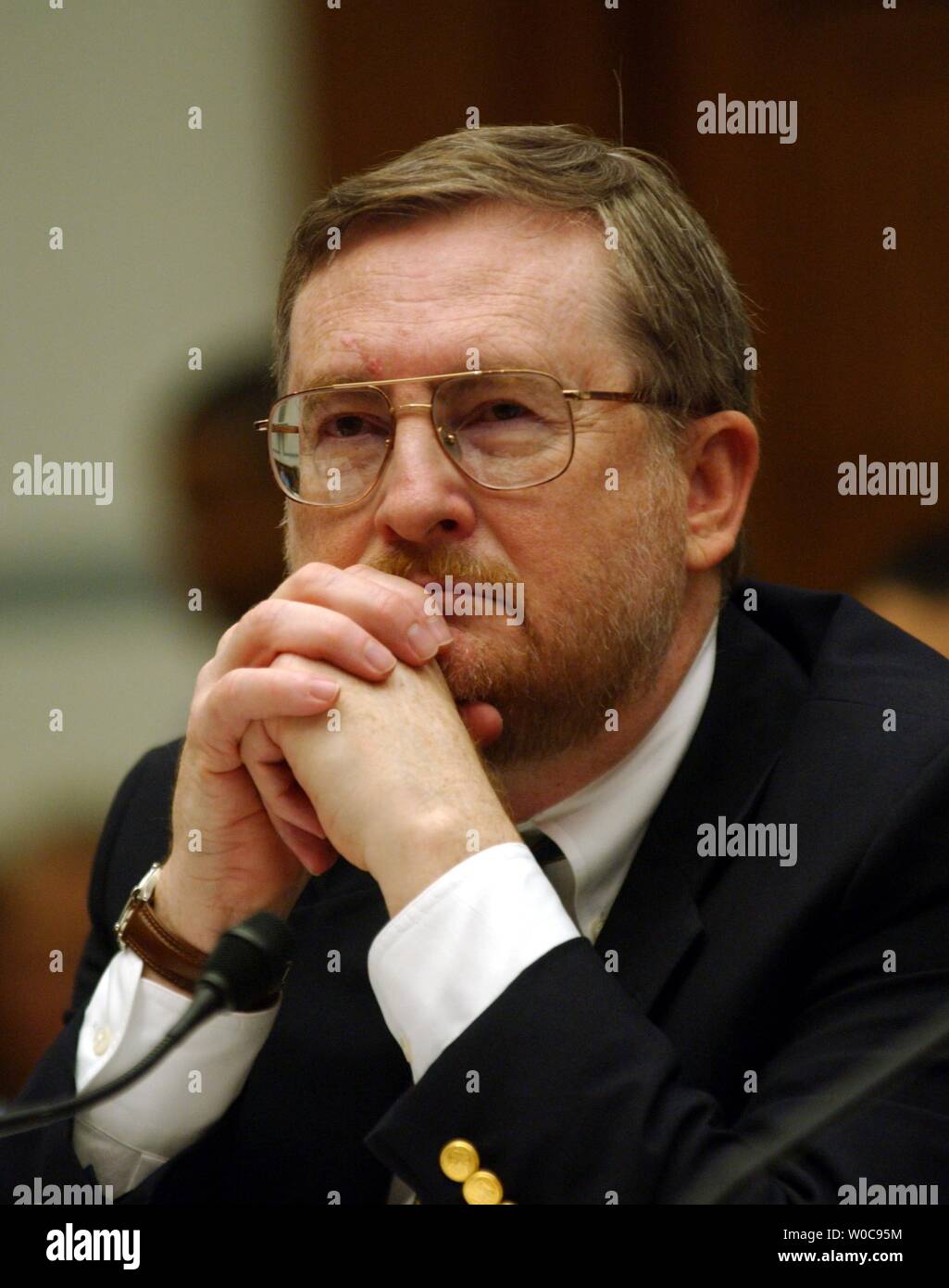 William Jenkins, Direktor der Inneren Sicherheit und Justiz Fragen an das US General Accounting Office, bezeugt vor dem Haus Unterausschuss für Internationale Beziehungen und neuen Bedrohungen am 6. November 2003 in Washington. Die Anhörung wurde die Probleme Ersthelfer in den zwischenstaatlichen Agentur Kommunikation haben und wie die Arbeit des Systems für zukünftige Naturkatastrophen, terroristische Vorfälle und jede andere Situation zu untersuchen. (UPI/Michael Kleinfeld) Stockfoto