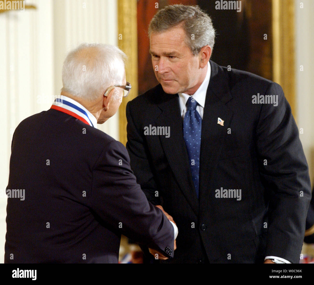 Präsident George W. Bush schüttelt Hände mit Leo L. Beranek, 2002 National Medal of Science Nobelpreisträger für Engineering, während einer Zeremonie im East Room des Weißen Hauses an November 6, 2003. Baranek ist von BBN Tehcnologies in Cambridge, Massachusetts (UPI/Roger L. Wollenberg) Stockfoto