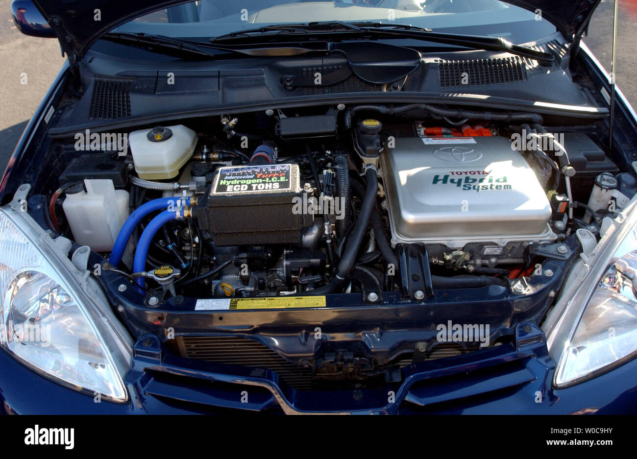 Ein Toyota Wasserstoff hybrid Forschung Fahrzeug wird auf der Anzeige für die Internationale Partnerschaft für die Wasserstoffwirtschaft (IPHE) Ministertreffen am 20 November, 2003, in Washington. An dieser Tagung nahmen die Energieminister aus 15 Ländern Forschung, Entwicklung, Politik, Regulierung und Kommerzialisierung von Wasserstoff Energie zu diskutieren. (UPI Foto/Roger L. Wollenberg) Stockfoto