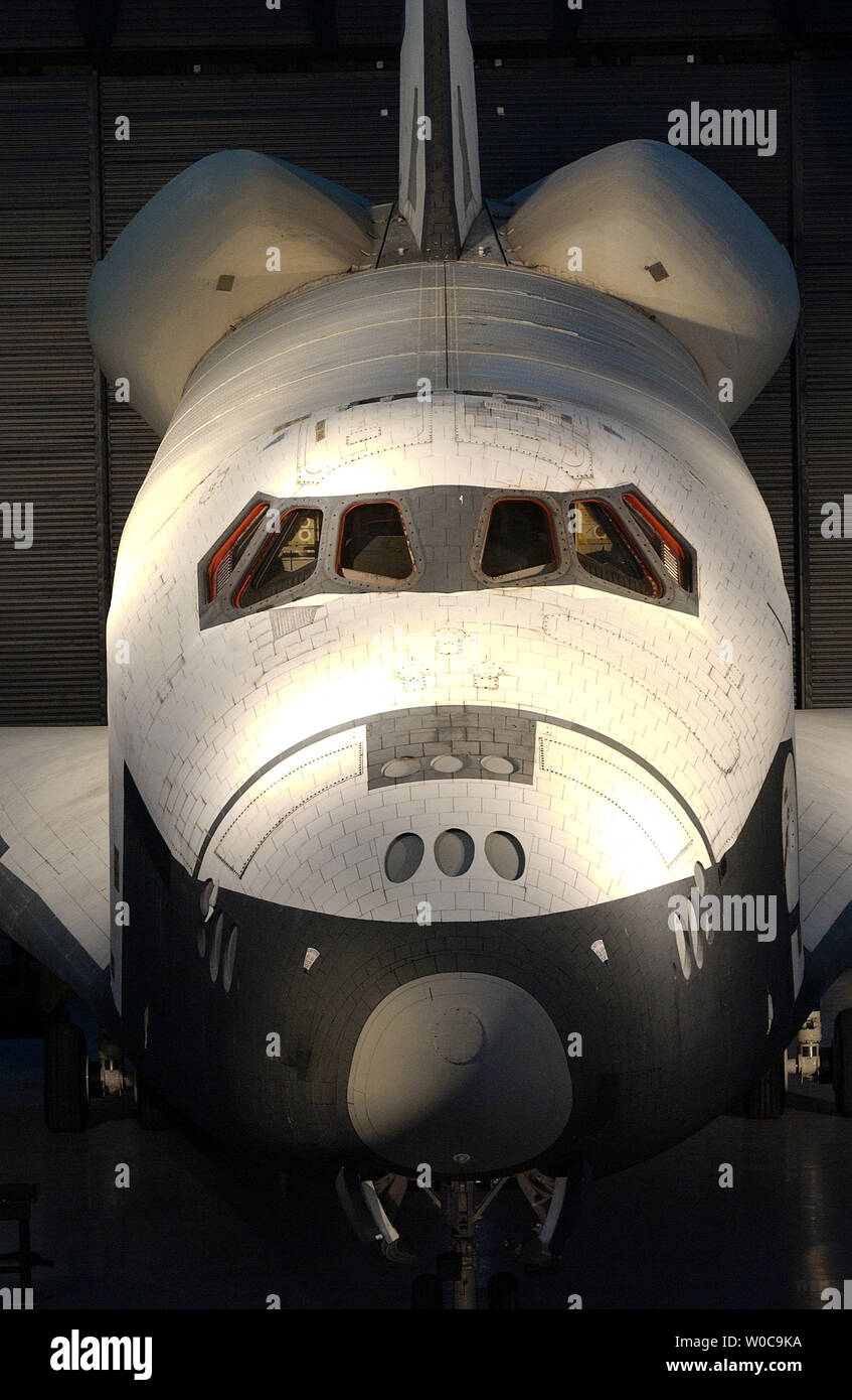 Das space shuttle Enterprise ist Teil der neuen des Smithsonian Luft- und Raumfahrtmuseum Eröffnung am 15. Dezember 2003, in der Nähe von Dulles Airport in Virginia. Mehr als 80 der eventuellen Hunderte von Flugzeugen bereits installiert sind. Um mit der Geschichte UDVARHAZY. (UPI Foto/Roger L. Wollenberg) Stockfoto