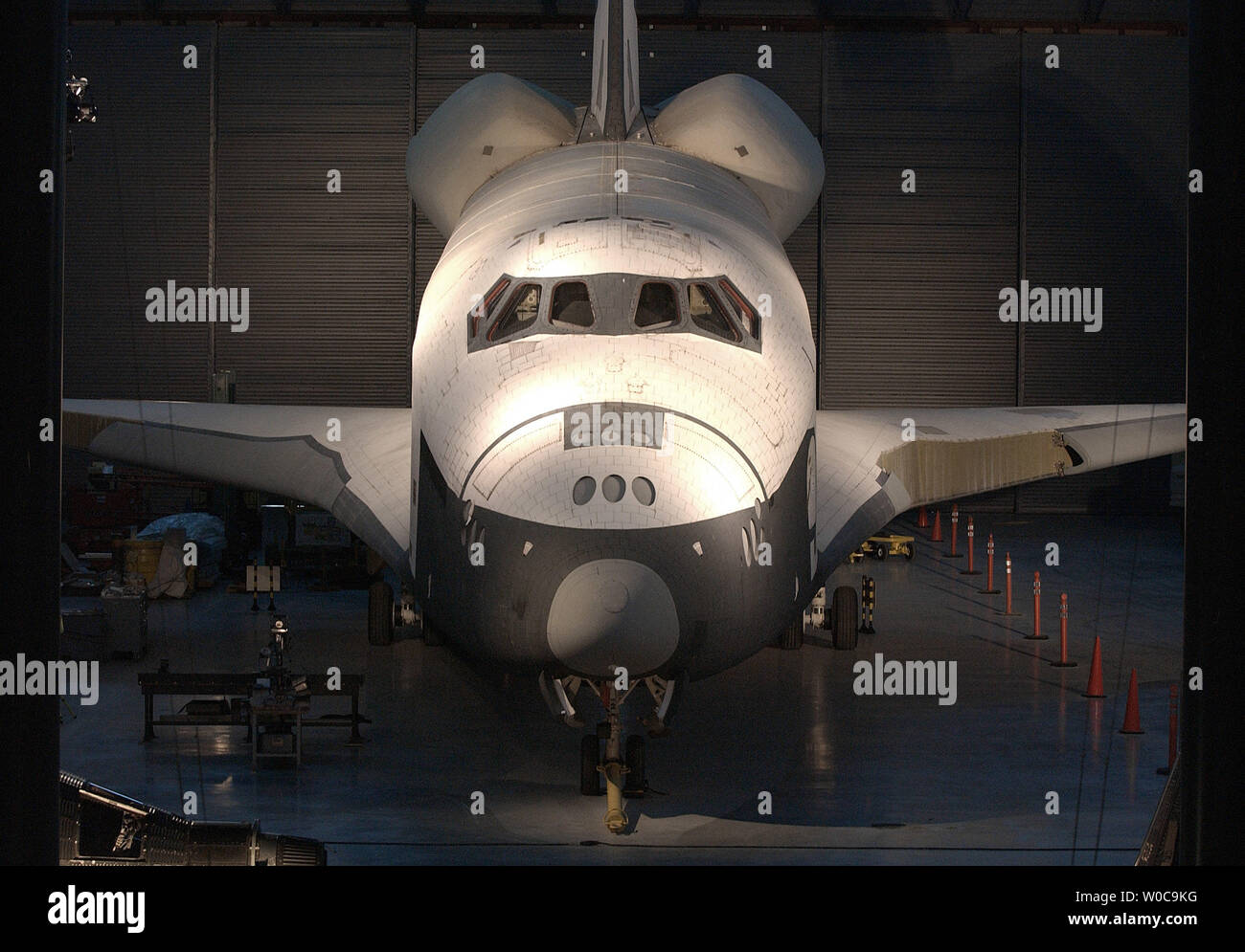 Das space shuttle Enterprise ist Teil der neuen des Smithsonian Luft- und Raumfahrtmuseum Eröffnung am 15. Dezember 2003, in der Nähe von Dulles Airport in Virginia. Mehr als 80 der eventuellen Hunderte von Flugzeugen bereits installiert sind. Der fehlende Abschnitt der Vorderkante der Flügel werden von der NASA im Columbia Untersuchung verwendet werden. Um mit der Geschichte UDVARHAZY. (UPI Foto/Roger L. Wollenberg) Stockfoto