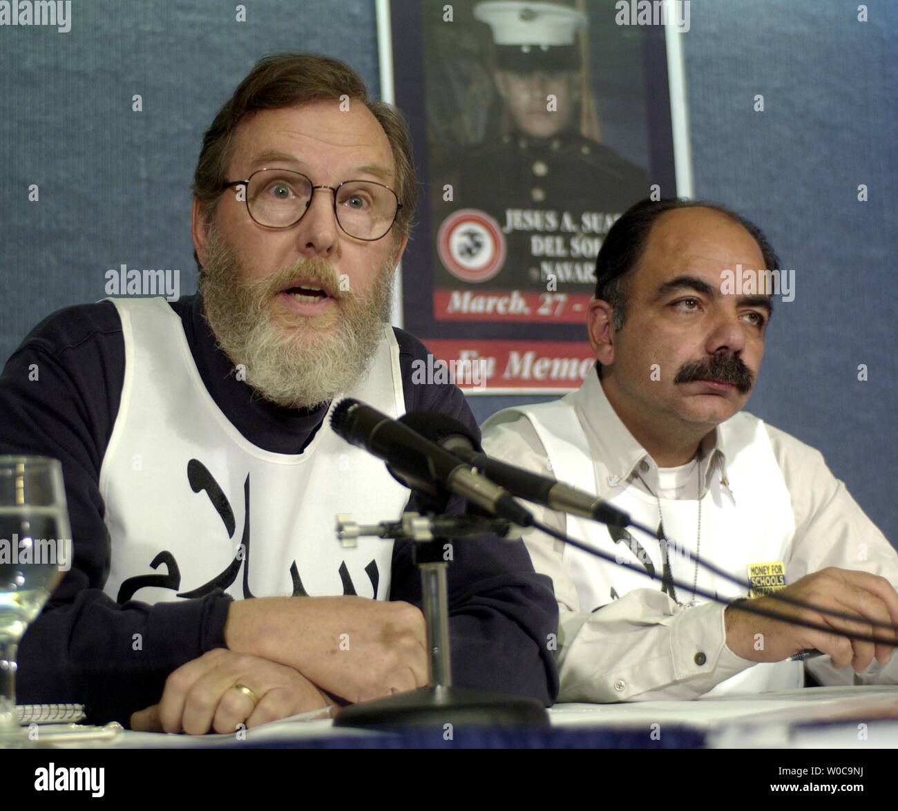 John Grant, ein Vietnam Veteran, beschreibt die Situation im Irak, wie er es sah, auf einer Pressekonferenz von einer Delegation von Angehörigen von Soldaten und Veteranen, die vor kurzem von einer Reise in den Irak am 10. Dezember 2003 in Washington zurück gehalten. Die Mitglieder der Delegation, die über die ganze Situation im Irak düster ist und dass die Truppen sollten nach Hause gebracht werden. Fernando Suarez del Solar sitzt, ist richtig. (UPI Foto/Michael Kleinfeld) Stockfoto