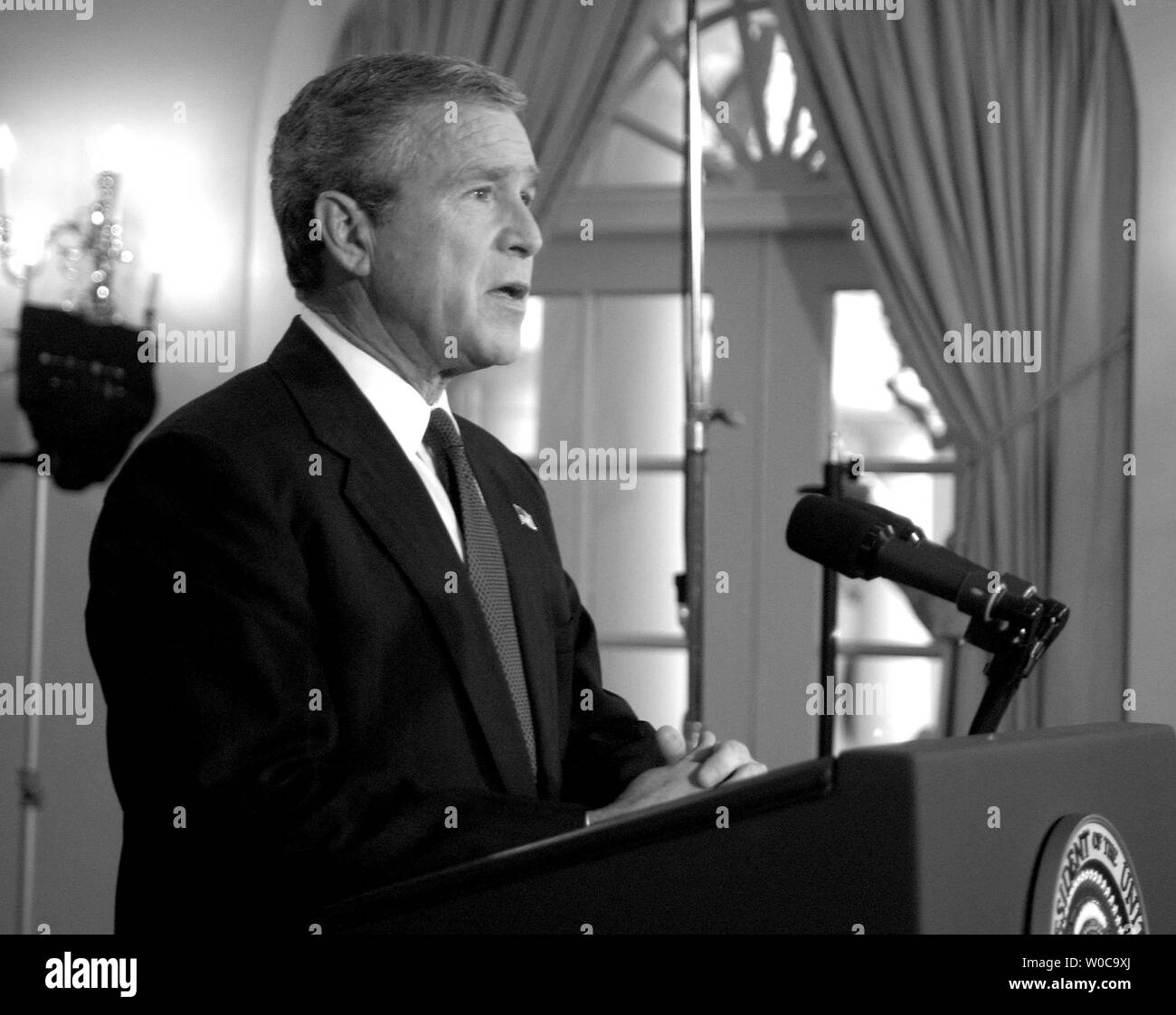 Präsident George W. Bush an die Nation vom Weißen Haus lassen die Amerikaner wissen, dass Saddam Hussein durch das US-Militär gefangen genommen wurde, am 14. Dezember in Washington 2003. Die ex-irakischen Führer war Verstecken in der Nähe der Stadt Tikrit, als er gefangen genommen wurde. (UPI Foto/Michael Kleinfeld) Stockfoto