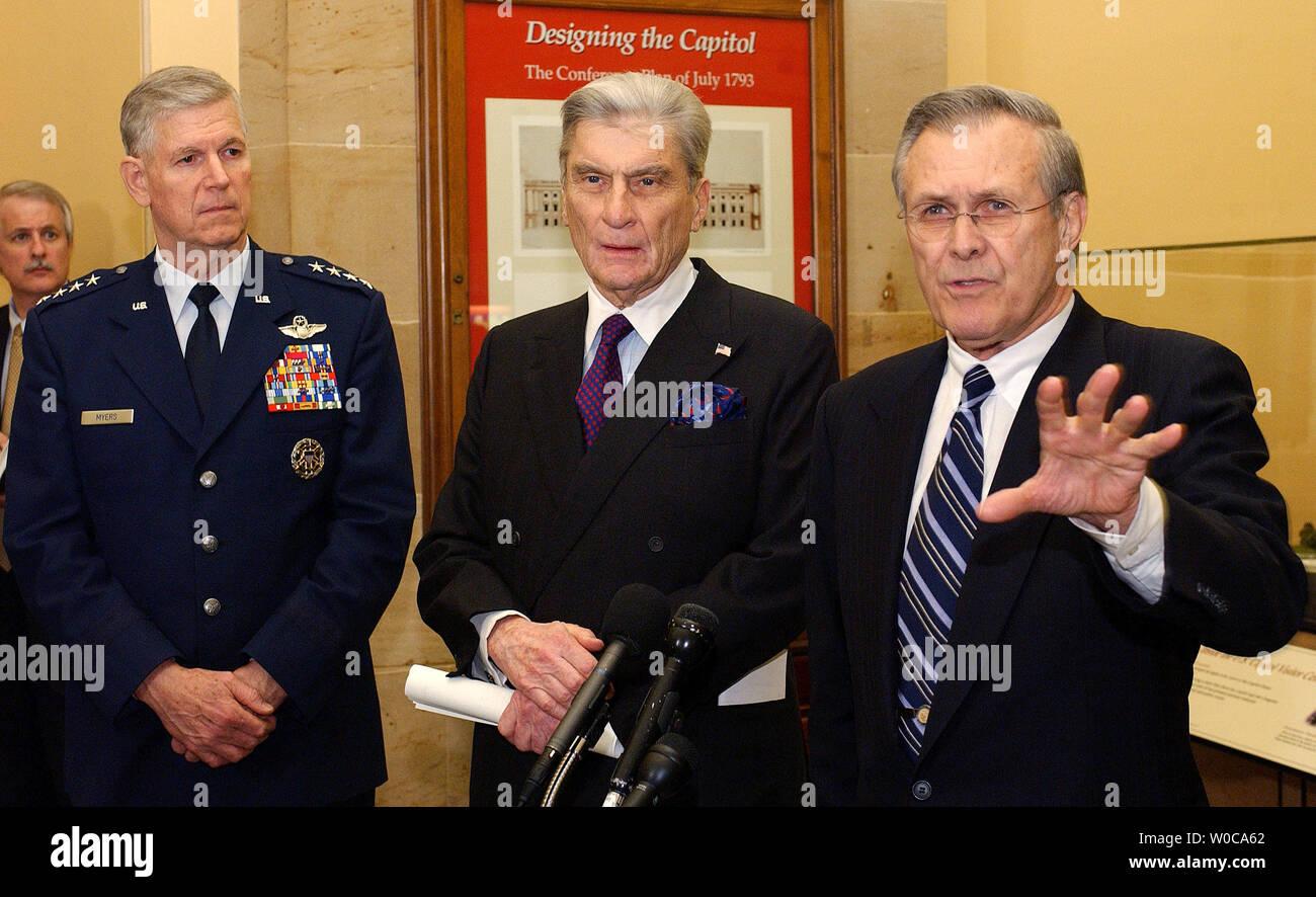 Vorsitzende des Generalstabs Richard Myers, Senat Streitkräfte Ausschuss Vorsitzender John Warner, R-VA) und Verteidigungsminister Donald Rumsfeld beantworten Fragen von Journalisten nach einem Senatoren - nur Briefing auf den Irak am 21. Januar 2004, auf dem Capitol Hill. (UPI Foto/Roger L. Wollenberg) Stockfoto