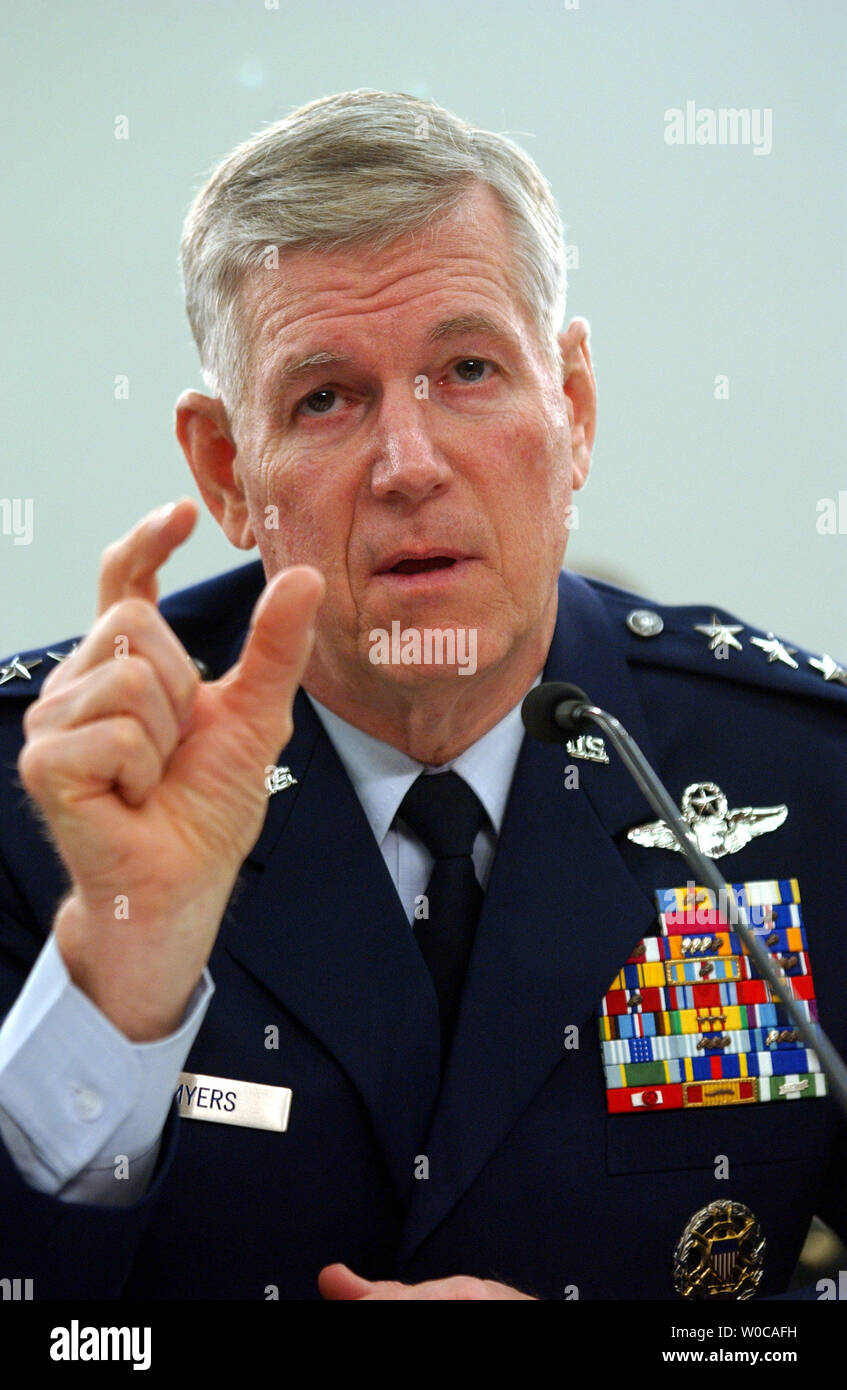 Richard Myers, der Vorsitzende des Generalstabs bezeugt vor dem Haus Mittel der Verteidigung Unterausschuss bei einer Anhörung über das Geschäftsjahr 2005 die Mittel für das Verteidigungsministerium, am 12. Februar in Washington 2004. (UPI Foto/Michael Kleinfeld) Stockfoto