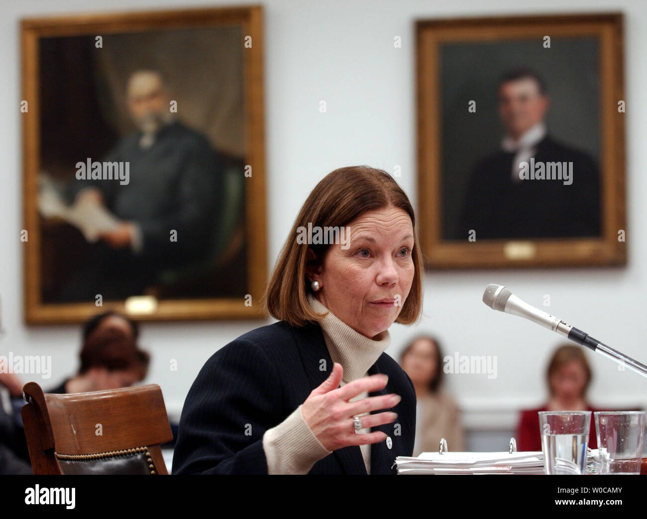 Soziale Sicherheit Administrator Joanne Barnhart bezeugt vor dem Haus Unterausschuss für Soziale Sicherheit, am 26. Februar 2004 in Washington. Die Bemerkungen, die der Administrator auf eine besondere Bedeutung, da am Tag zuvor fand, Alan Greenspan, Erläuterungen auf dem Hügel, in der Leistungen der sozialen Sicherheit möglicherweise eingeschränkt werden. (UPI Foto/Michael Kleinfeld) Stockfoto