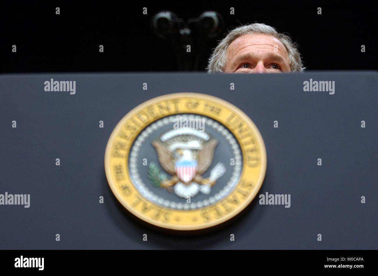 Präsident George W. Bush Peers auf das Podium, während einer Rede auf einer ein Jahr Jubiläumsveranstaltung in der Abteilung für Innere Sicherheit, am 2. März in Washington 2004. Bush sagte, dass das Jahr große Erfolge gebracht hat, sondern dass der Kampf gegen den Terrorismus ist lang. (UPI Foto/Michael Kleinfeld) Stockfoto