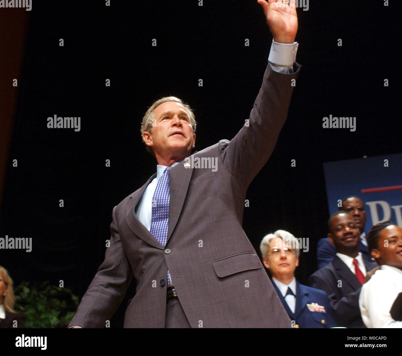 Präsident George W. Bush Wellen der Menge, die nach einem Jahr in einer Rede auf einer Jubiläumsveranstaltung für die Abteilung für Innere Sicherheit, am 2. März in Washington 2004. Bush sagte, dass das Jahr große Erfolge gebracht hat, sondern dass der Kampf gegen den Terrorismus ist lang. (UPI Foto/Michael Kleinfeld) Stockfoto