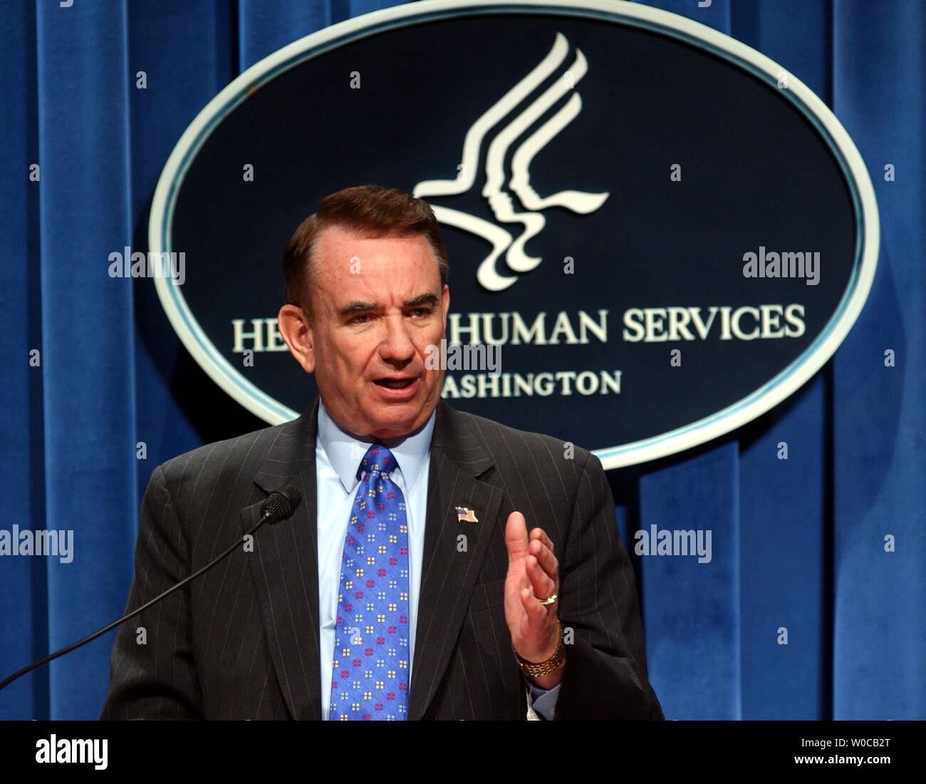 Minister für Gesundheit und Soziales Tommy Thompson kündigt die neue HHS und FDA Strategie Fettleibigkeit in Amerika zu kämpfen, am 12. März in Washington 2004. (UPI Foto/Michael Kleinfeld) Stockfoto